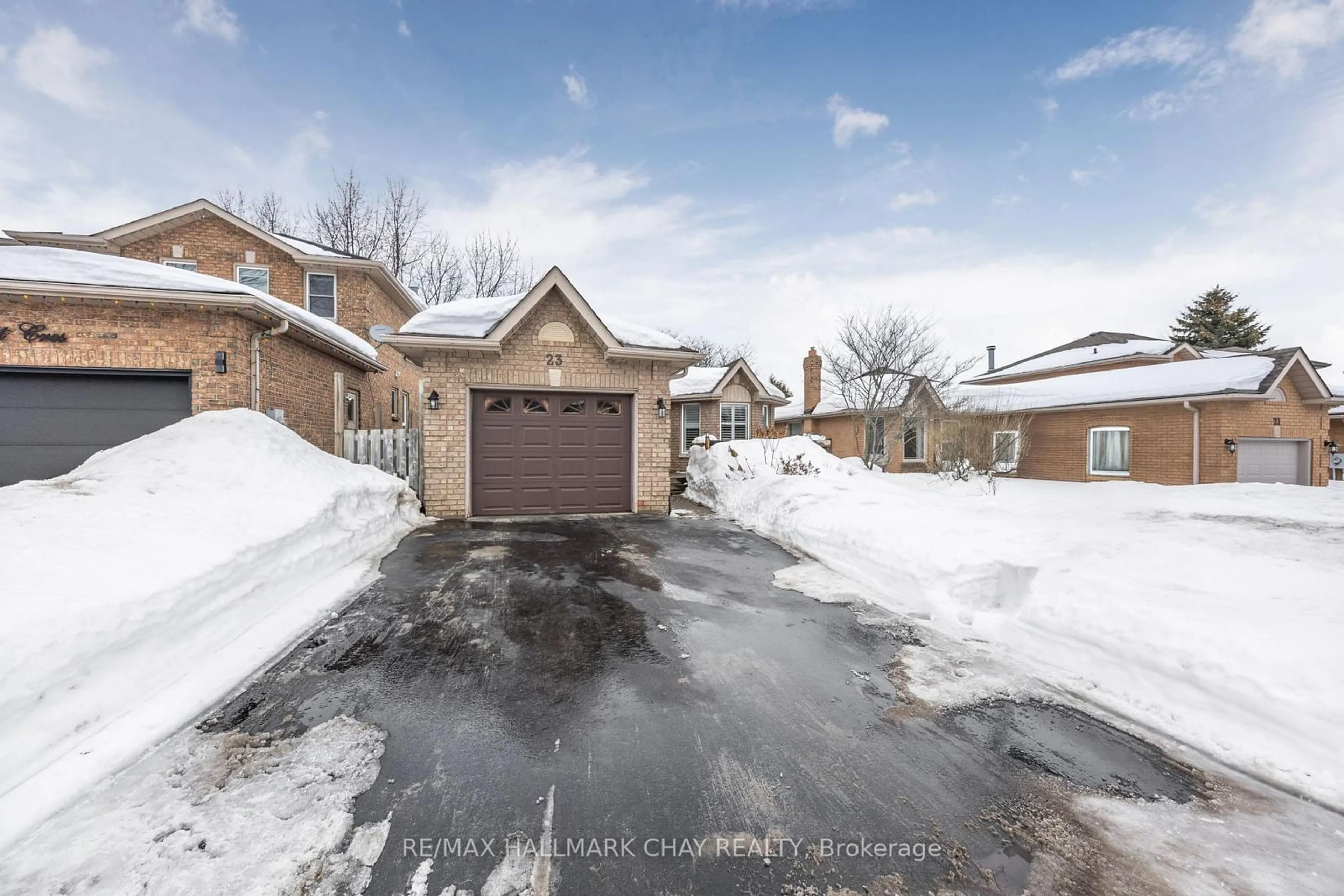 A pic from outside/outdoor area/front of a property/back of a property/a pic from drone, street for 23 Grasett Cres, Barrie Ontario L4N 6Z8