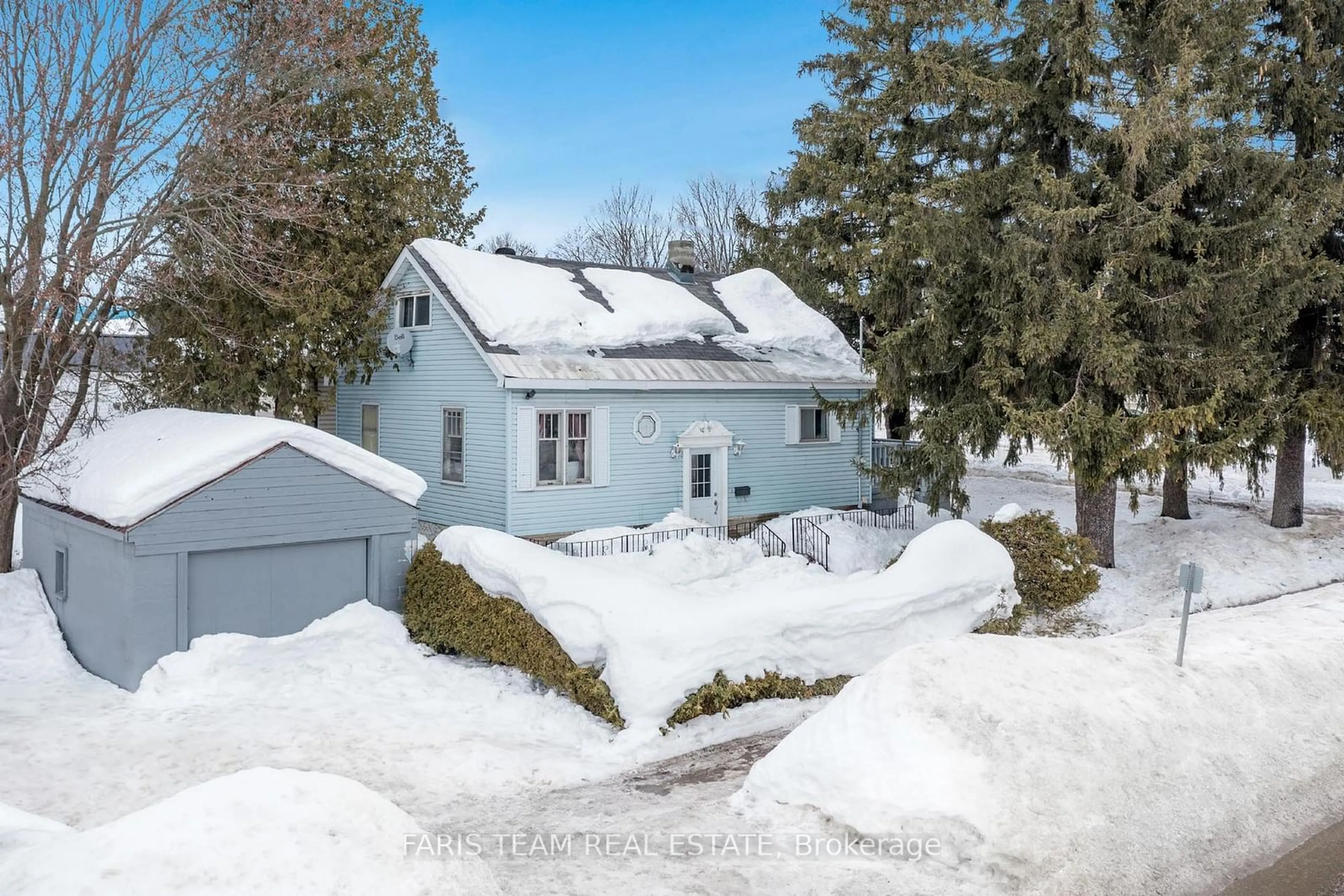 A pic from outside/outdoor area/front of a property/back of a property/a pic from drone, street for 335 Moffat St, Orillia Ontario L3V 4E9