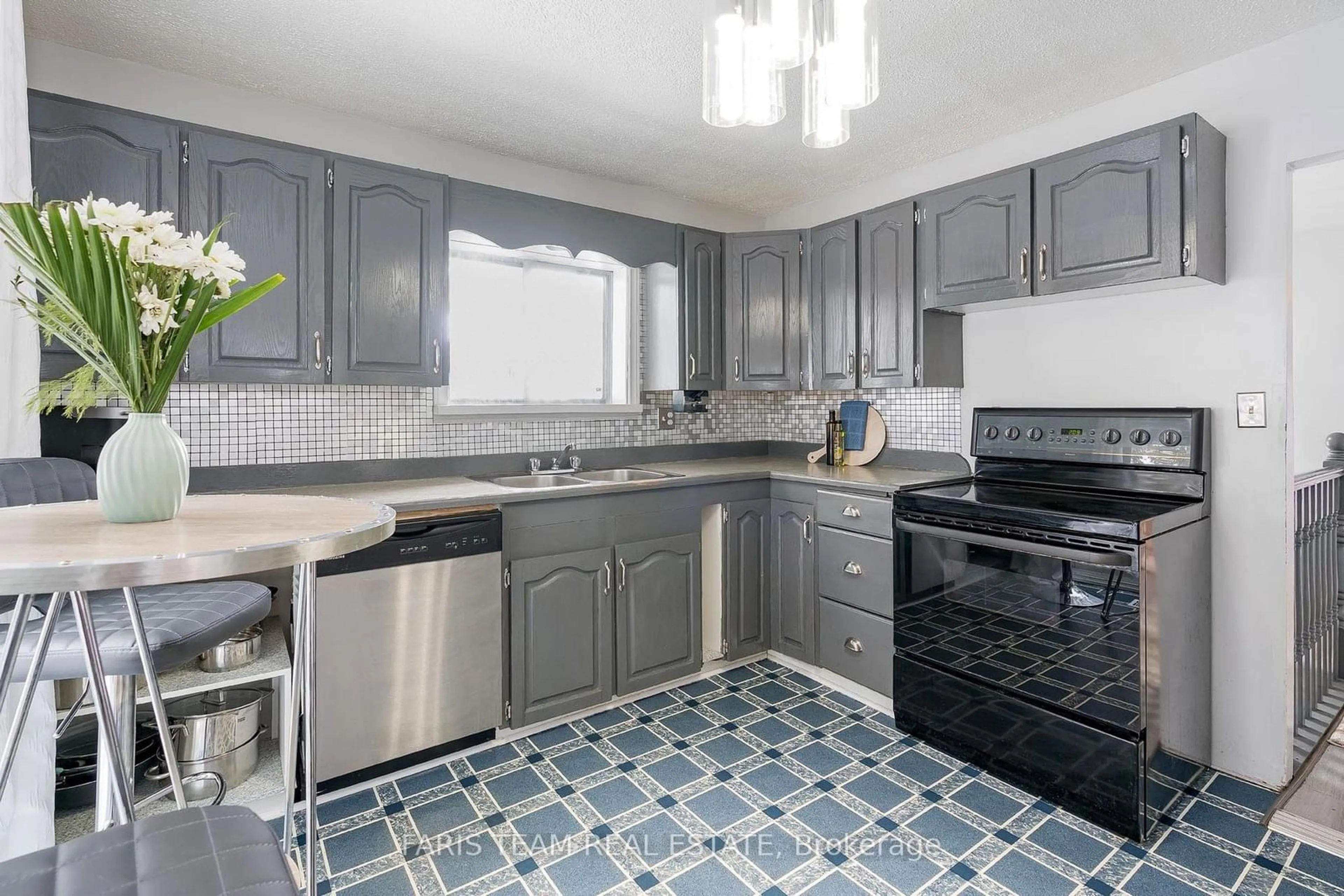 Standard kitchen, ceramic/tile floor for 335 Moffat St, Orillia Ontario L3V 4E9