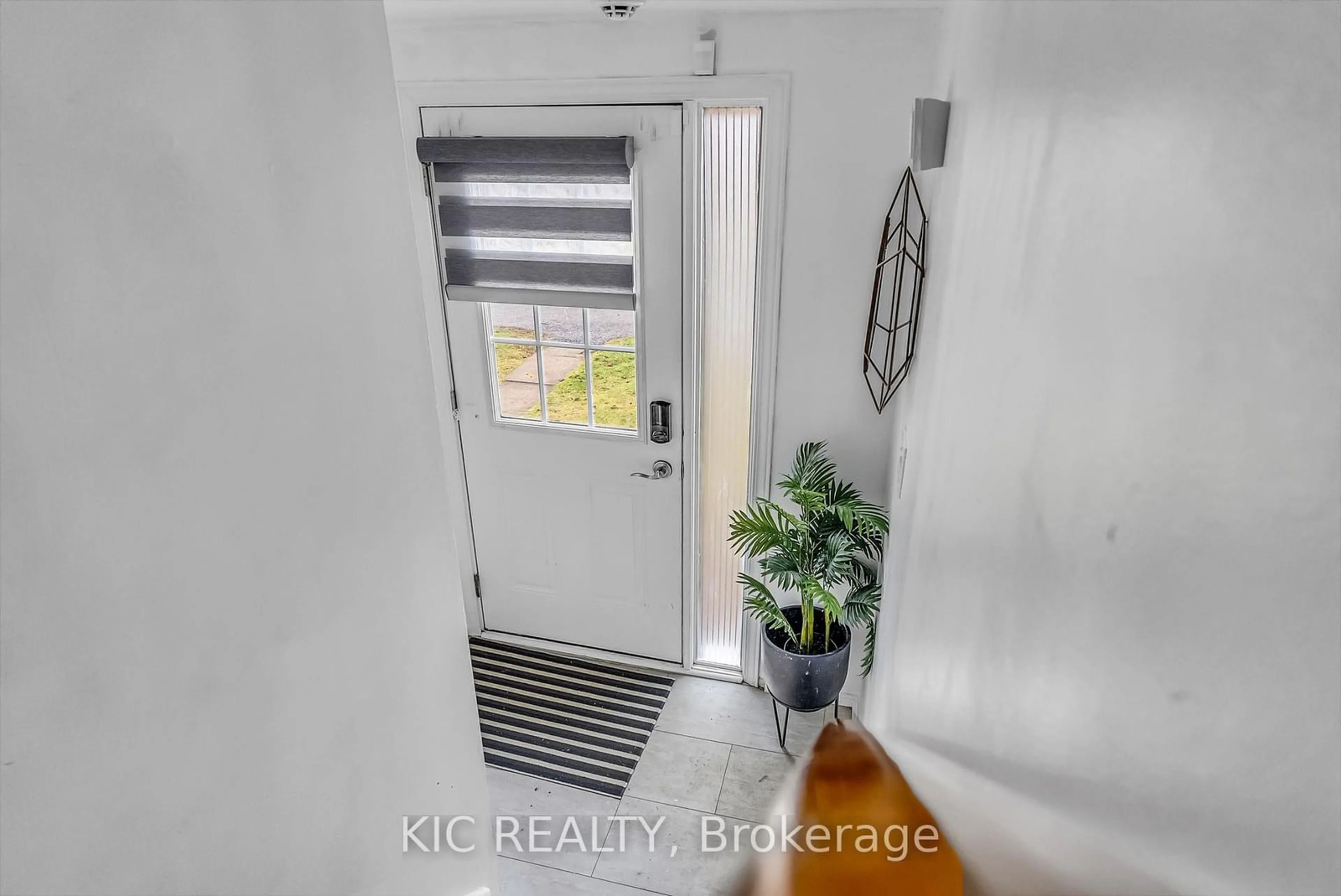 Indoor entryway for 233 Innisfil St #19, Barrie Ontario L4N 3E9