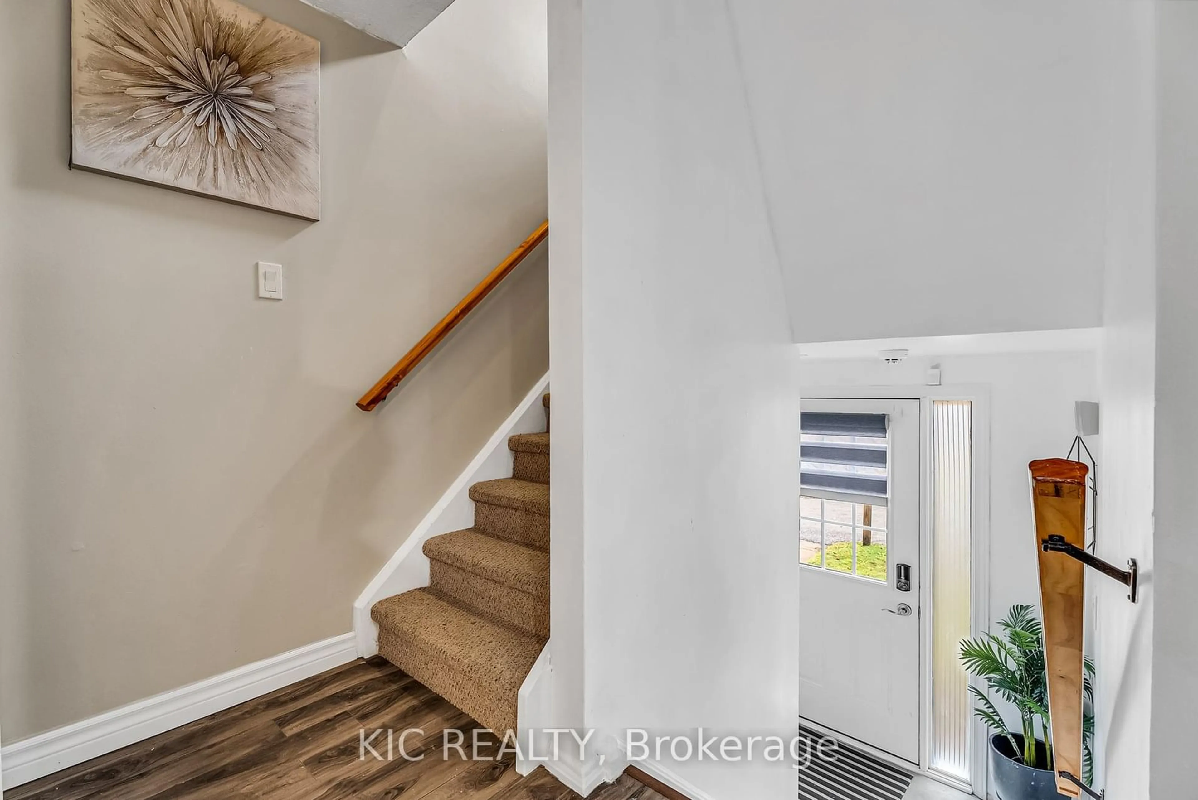 Indoor entryway for 233 Innisfil St #19, Barrie Ontario L4N 3E9