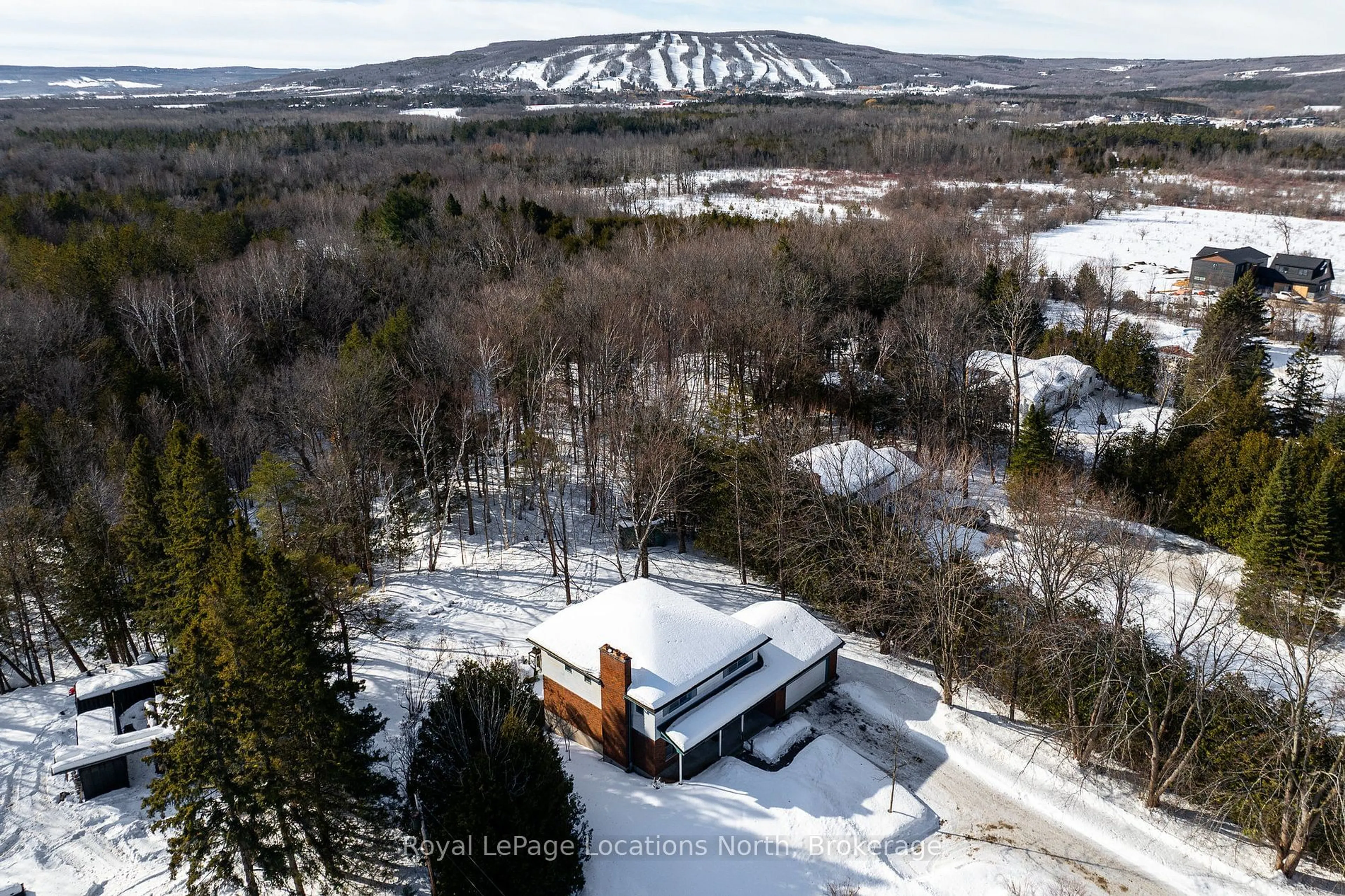 A pic from outside/outdoor area/front of a property/back of a property/a pic from drone, unknown for 1012 Sixth St, Clearview Ontario L9Y 3Y9