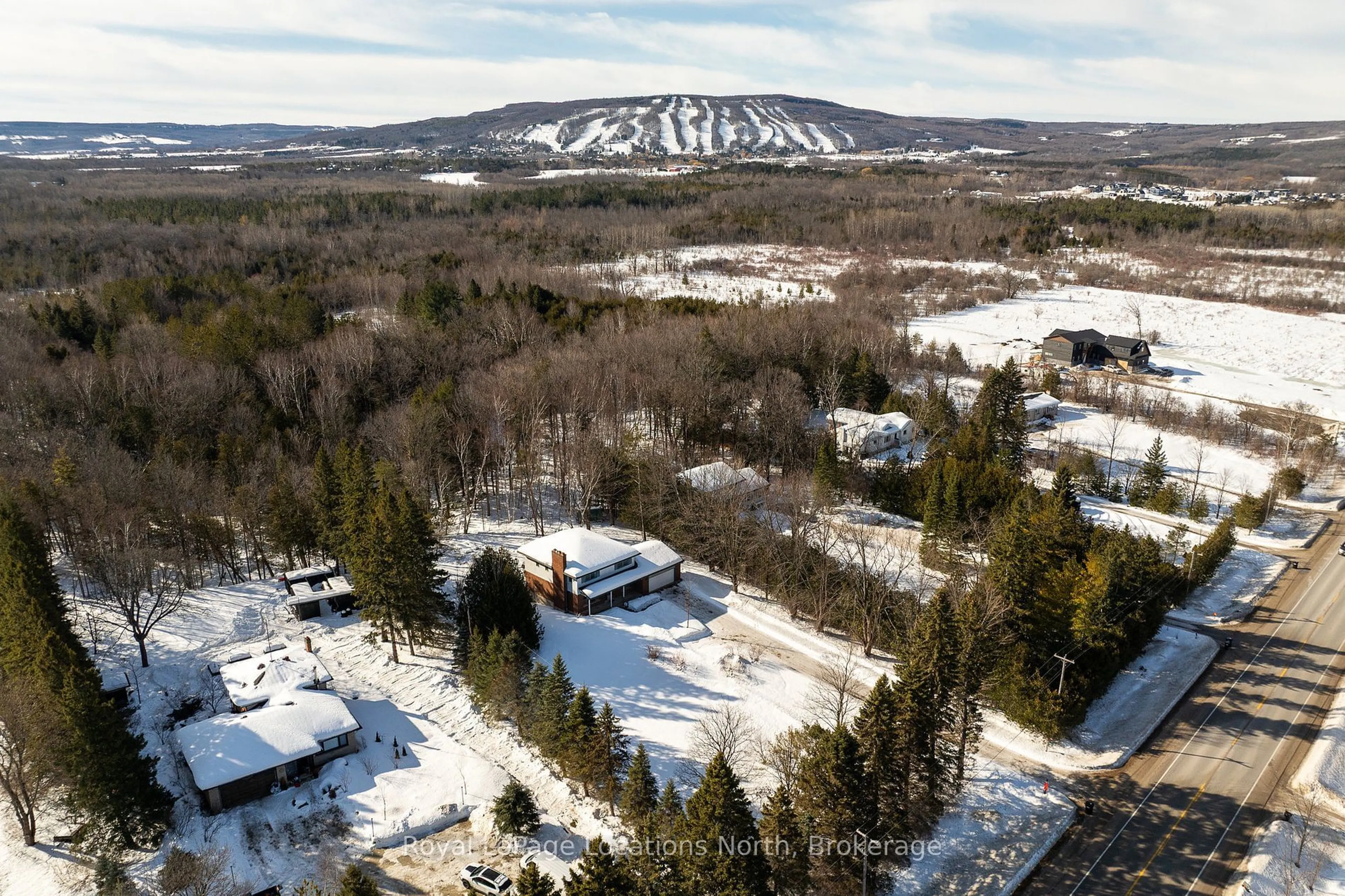 A pic from outside/outdoor area/front of a property/back of a property/a pic from drone, mountain view for 1012 Sixth St, Clearview Ontario L9Y 3Y9