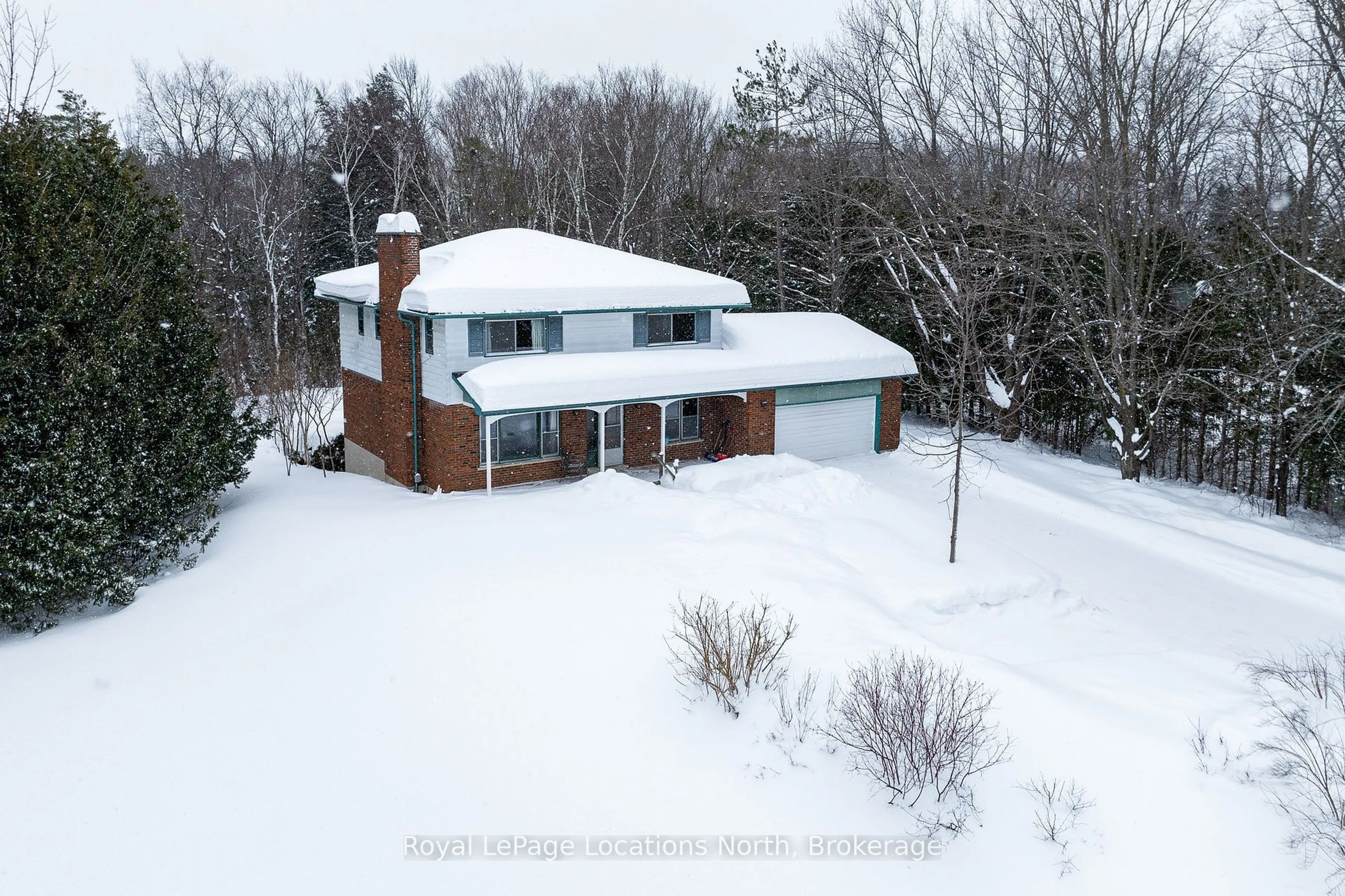 A pic from outside/outdoor area/front of a property/back of a property/a pic from drone, street for 1012 Sixth St, Clearview Ontario L9Y 3Y9