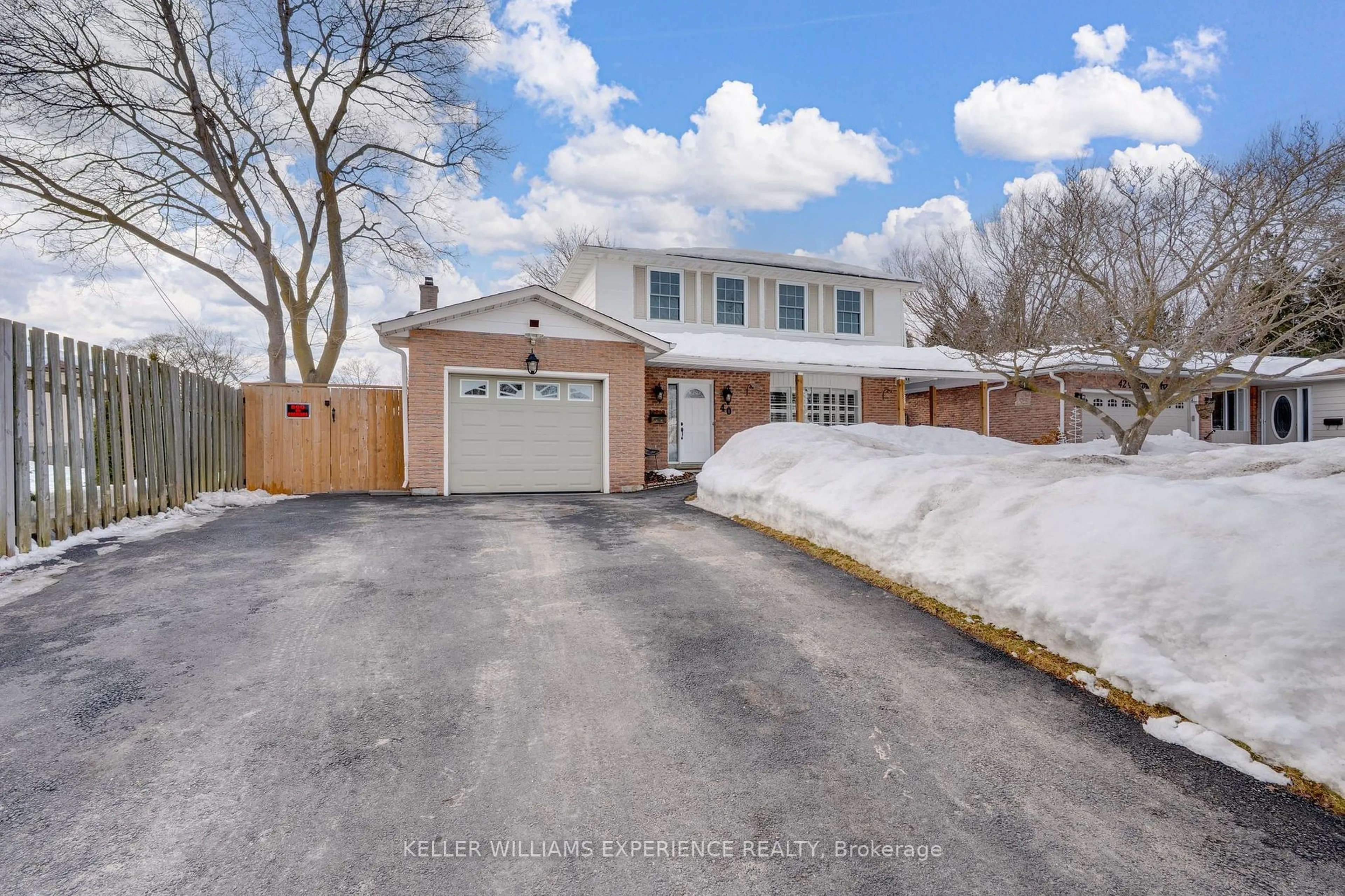 A pic from outside/outdoor area/front of a property/back of a property/a pic from drone, street for 40 Belcourt Ave, Barrie Ontario L4M 4E4