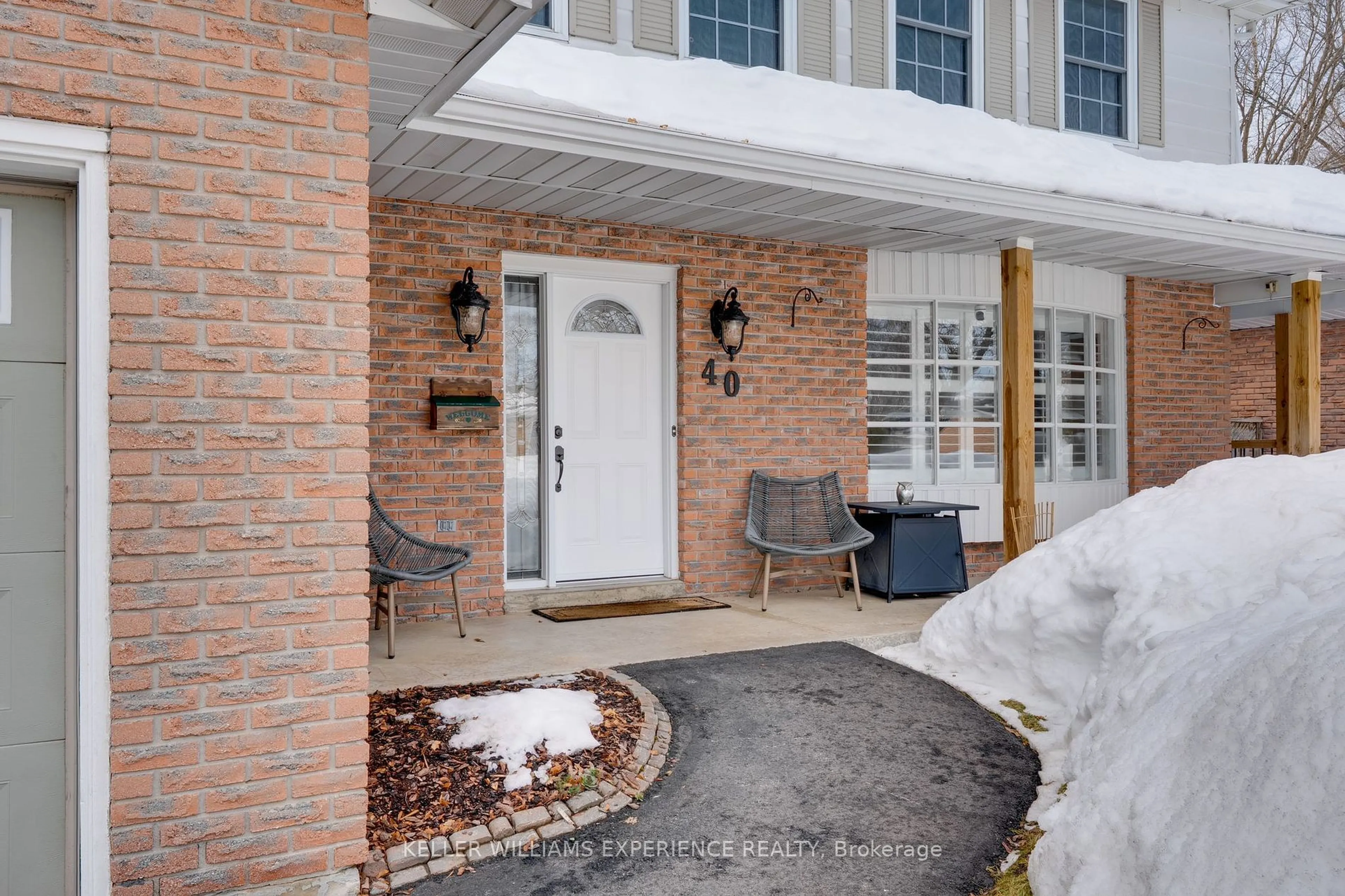 Indoor entryway for 40 Belcourt Ave, Barrie Ontario L4M 4E4