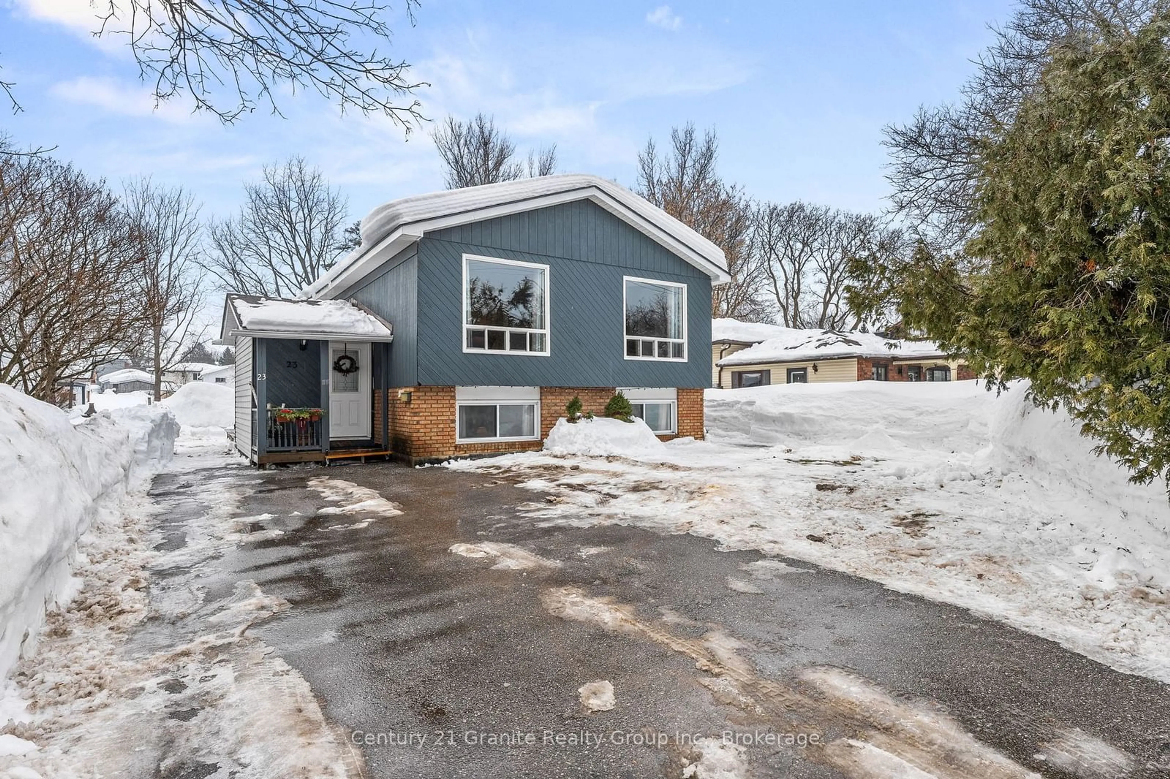 A pic from outside/outdoor area/front of a property/back of a property/a pic from drone, street for 23 Calverley St, Orillia Ontario L3V 3T3