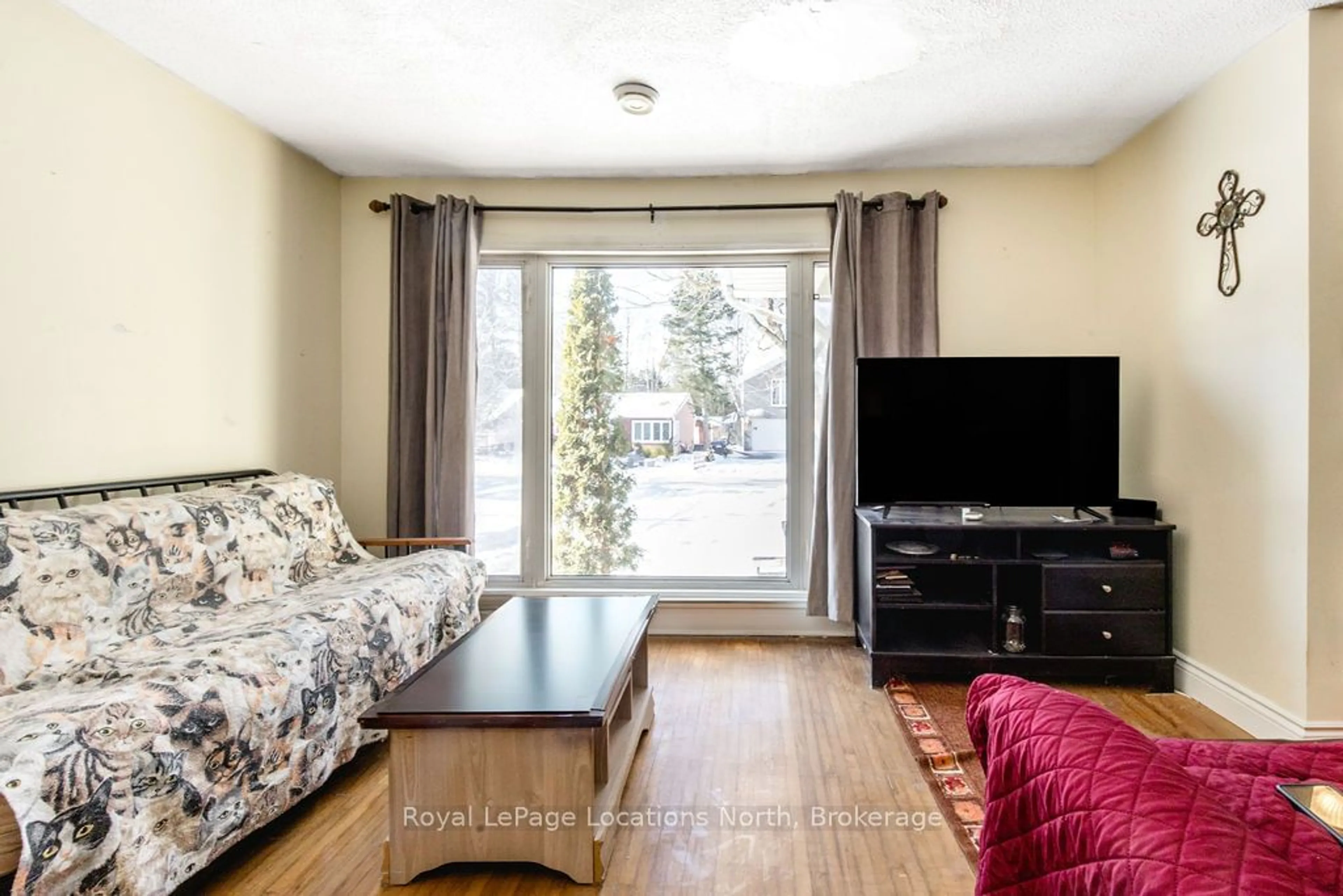 Living room with furniture, wood/laminate floor for 7 47TH St, Wasaga Beach Ontario L9Z 1Y6