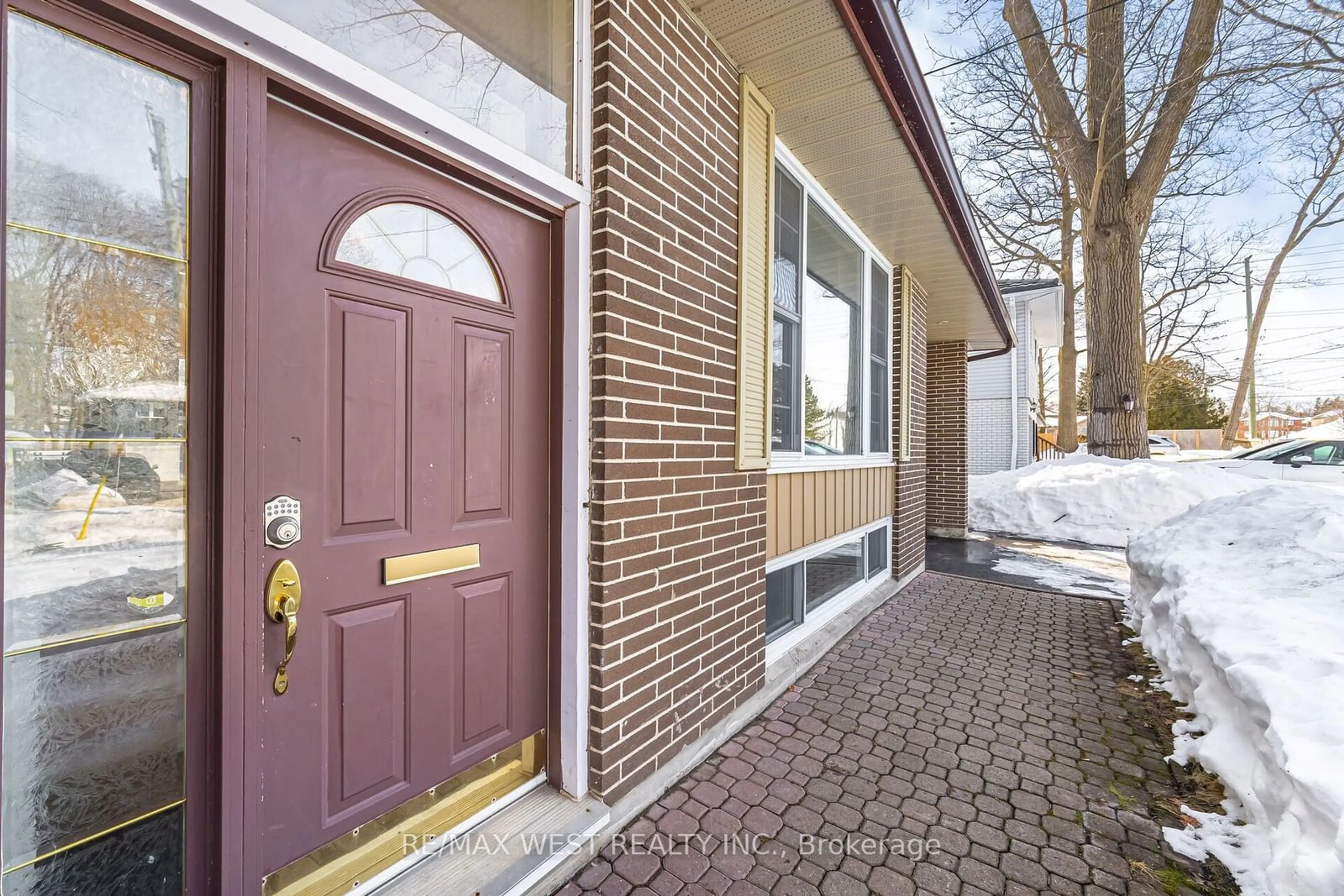 Home with brick exterior material, street for 105 Shirley Ave, Barrie Ontario L4N 1N3