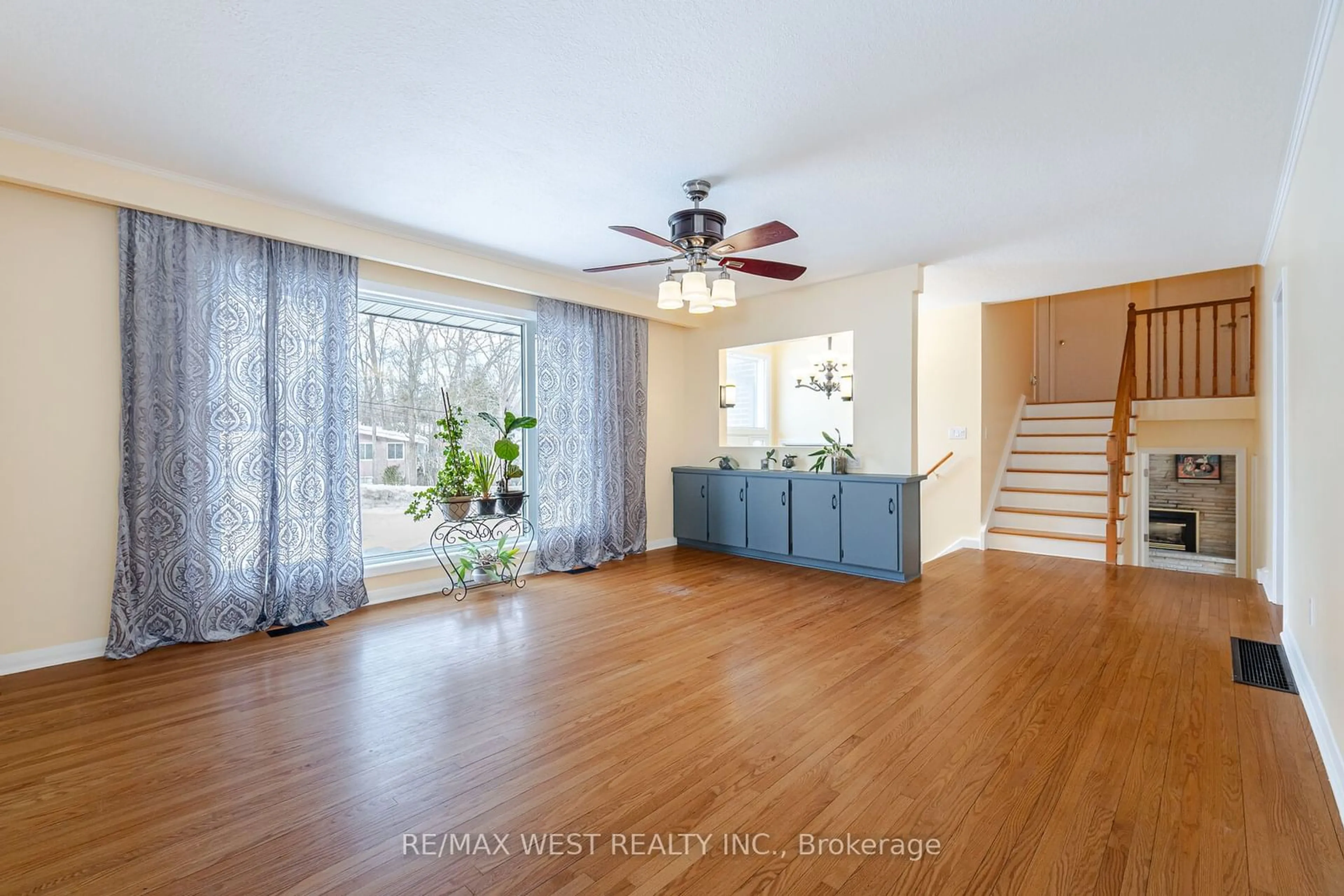 Indoor entryway for 105 Shirley Ave, Barrie Ontario L4N 1N3