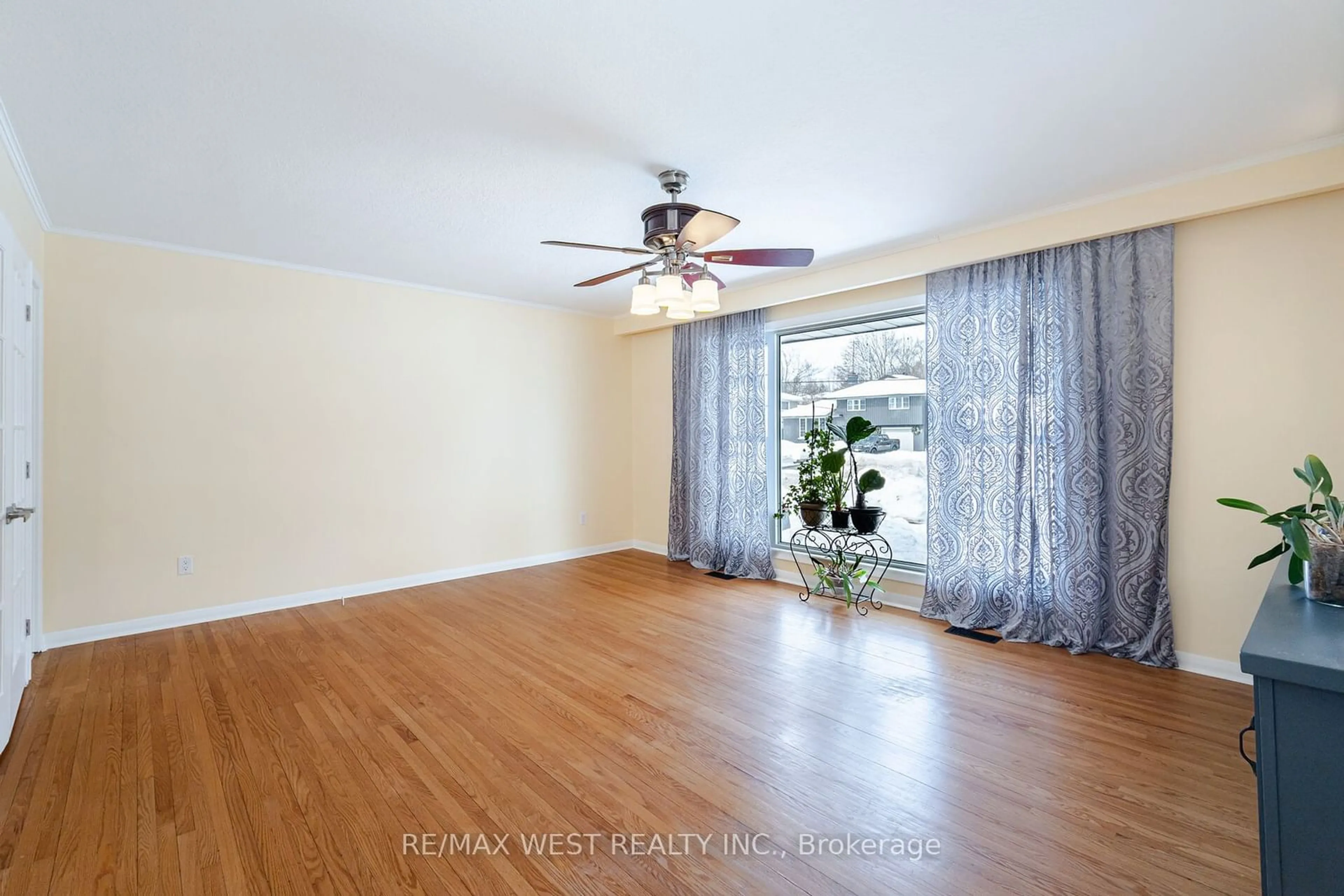 A pic of a room for 105 Shirley Ave, Barrie Ontario L4N 1N3