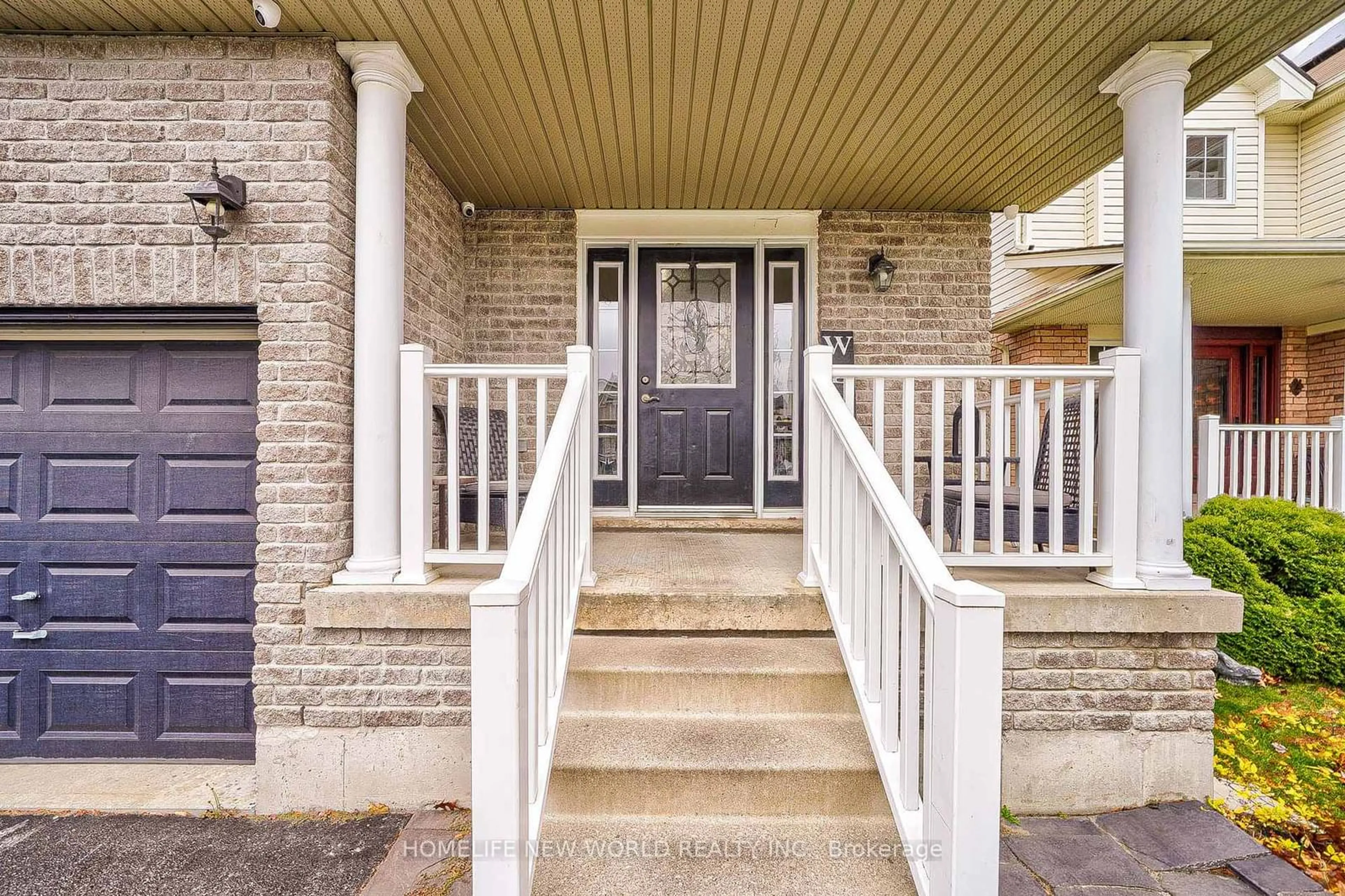 Indoor entryway for 58 Sovereigns Gate, Barrie Ontario L4N 0Y9