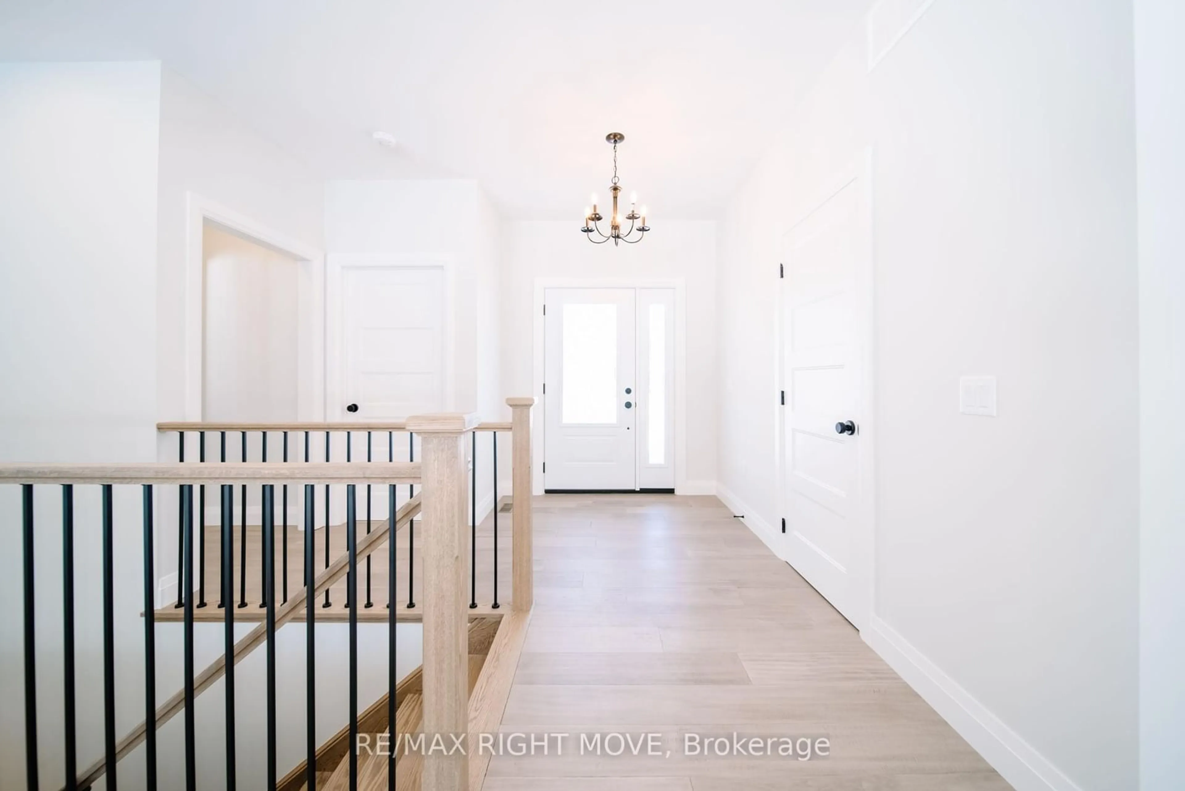 Indoor entryway for 34 Bellehumeur Rd, Tiny Ontario L9M 1R3