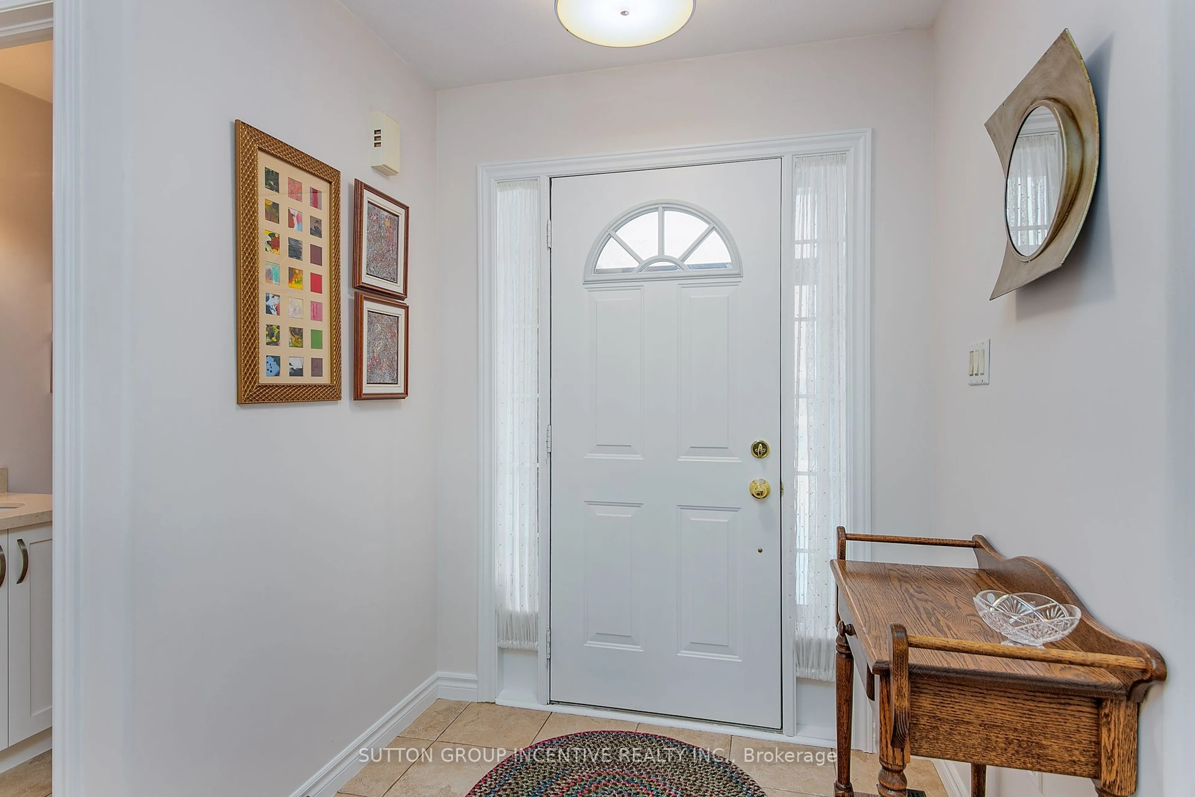 Indoor entryway for 102 Seline Cres, Barrie Ontario L4N 5V7