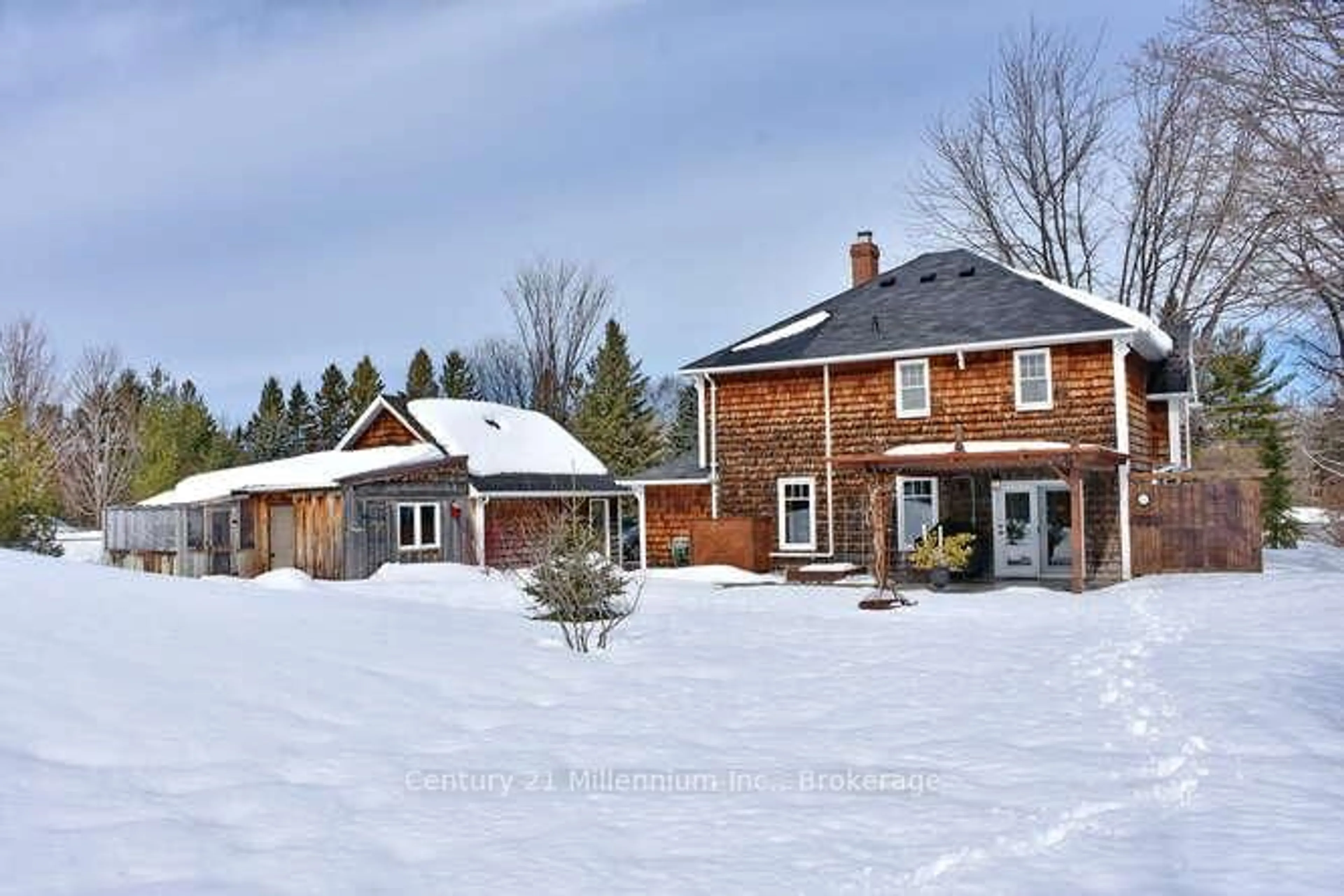 A pic from outside/outdoor area/front of a property/back of a property/a pic from drone, street for 680 Mountain Rd, Collingwood Ontario L9Y 5G3