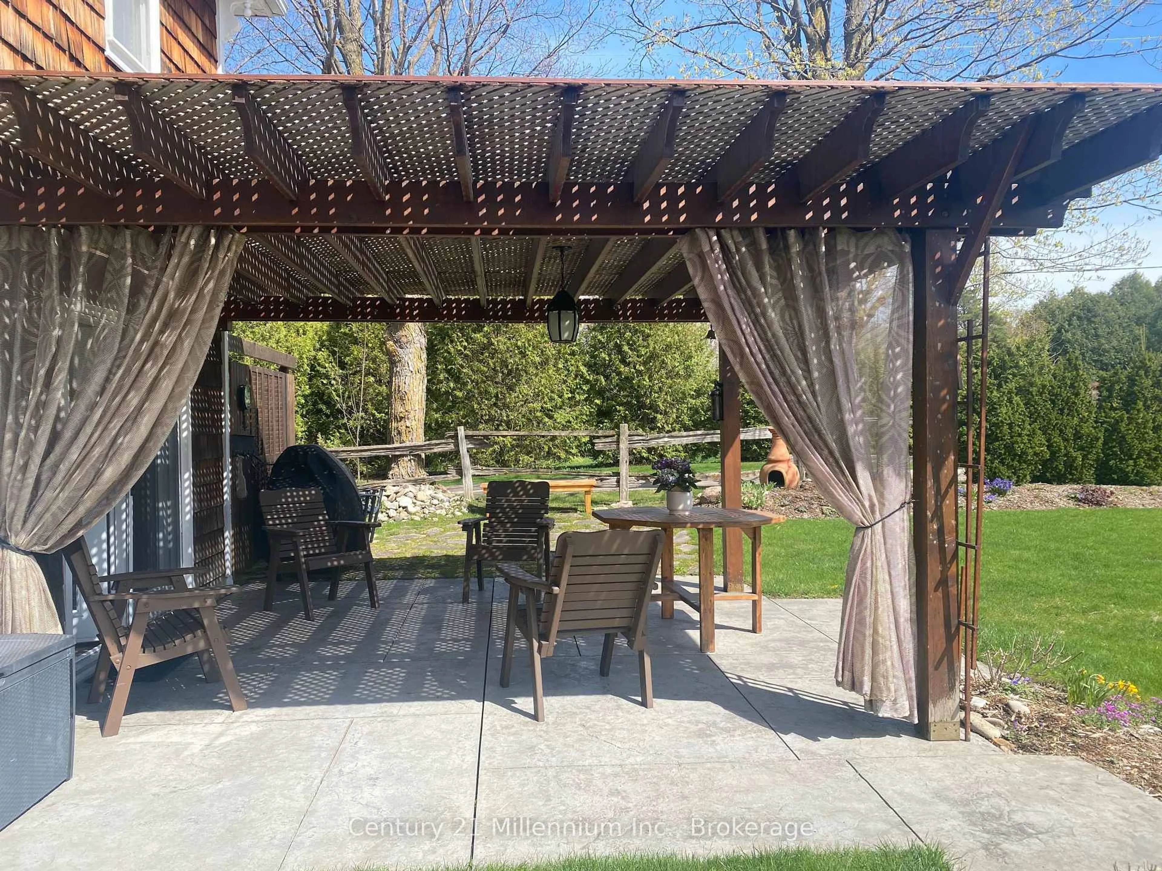 Patio, street for 680 Mountain Rd, Collingwood Ontario L9Y 5G3