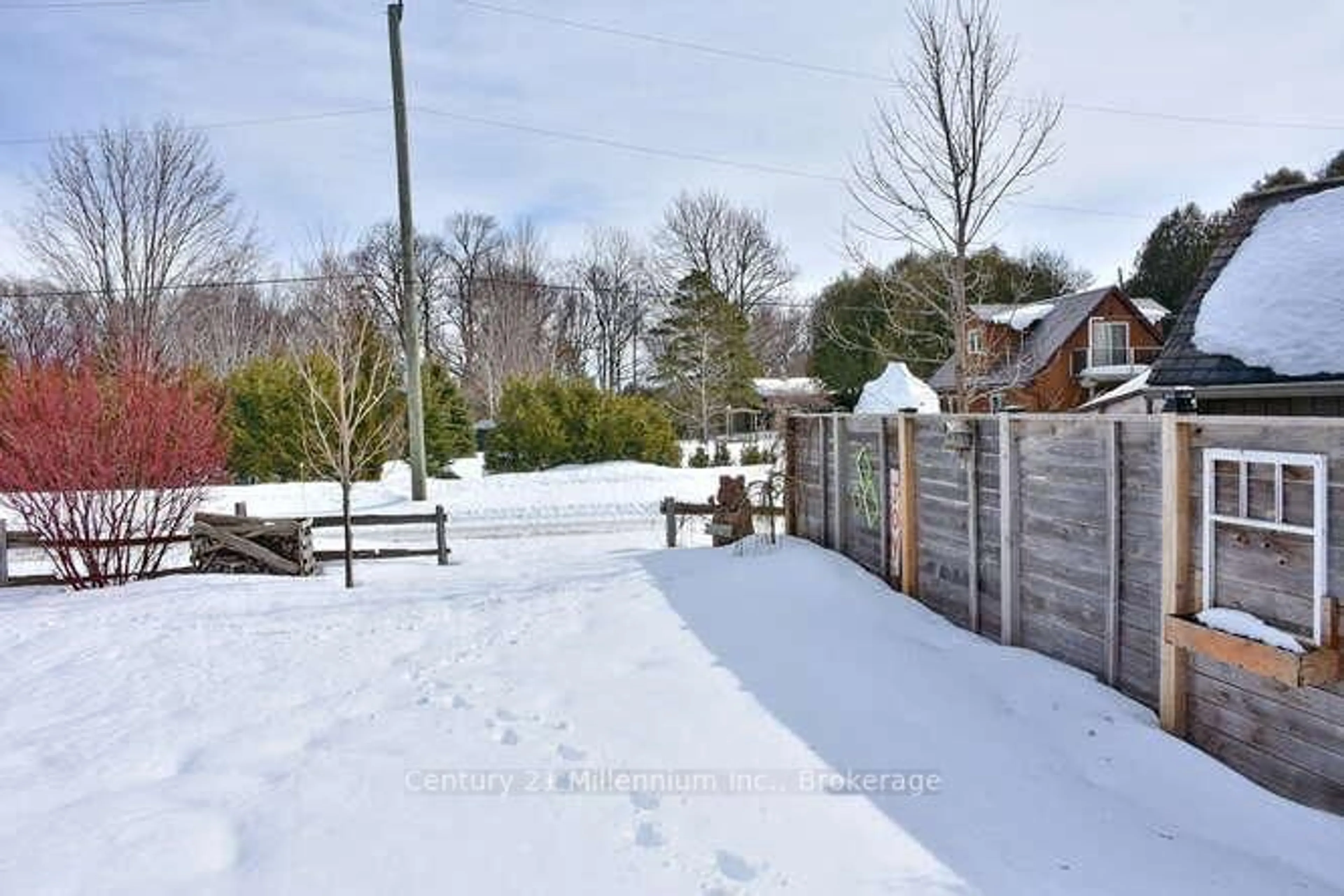 A pic from outside/outdoor area/front of a property/back of a property/a pic from drone, street for 680 Mountain Rd, Collingwood Ontario L9Y 5G3