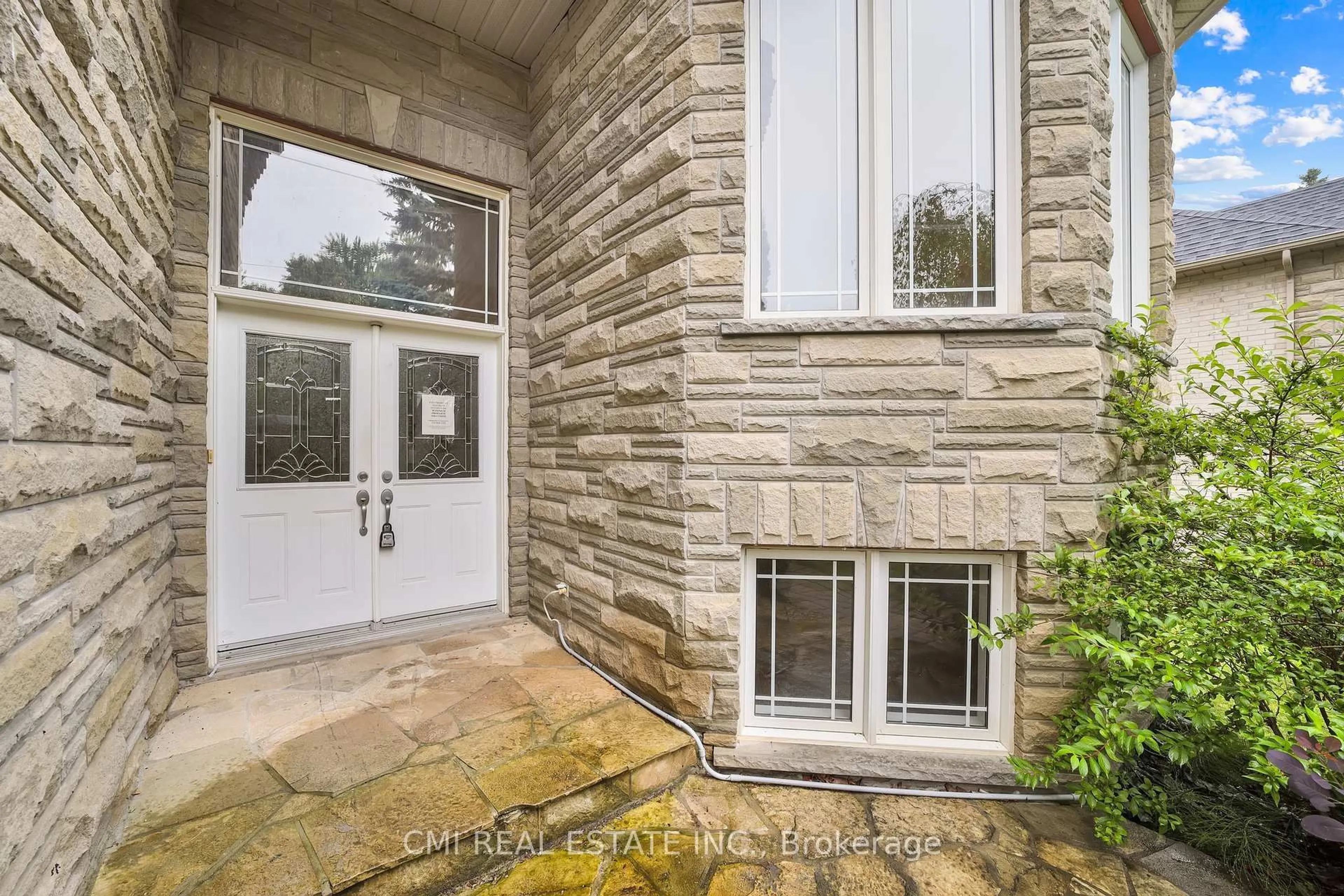 Indoor entryway for 88 41st St, Wasaga Beach Ontario L9Z 1Z7