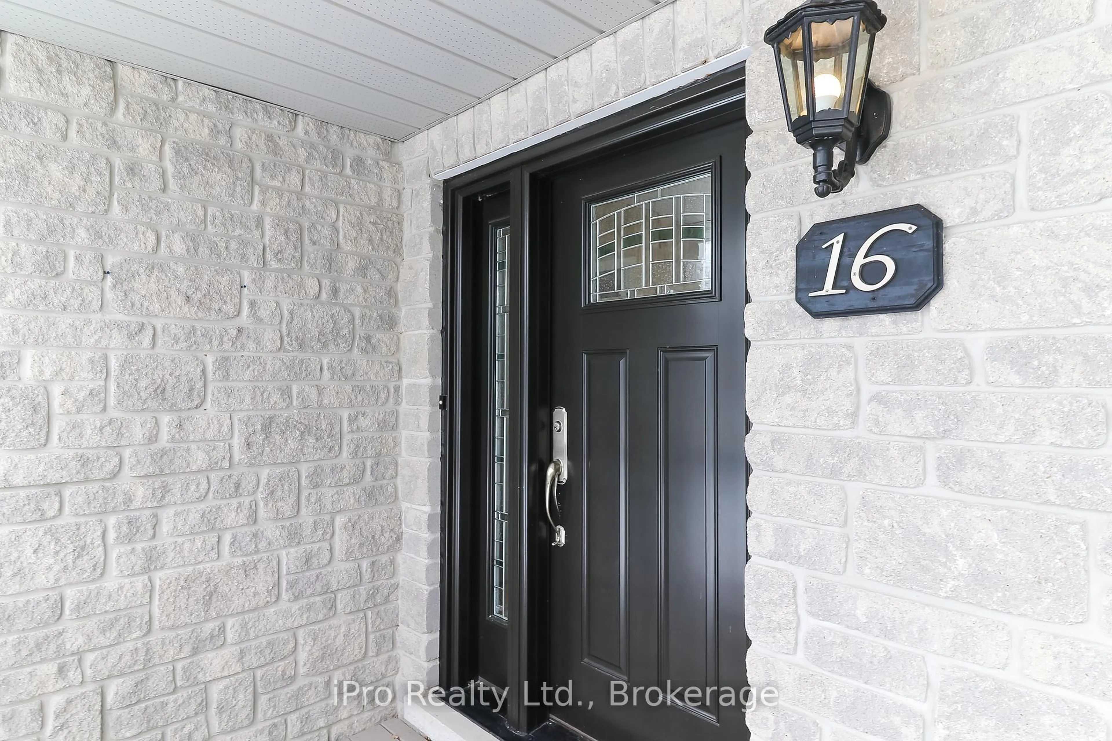 Indoor entryway for 16 Martyn Dr, Wasaga Beach Ontario L9Z 1N4