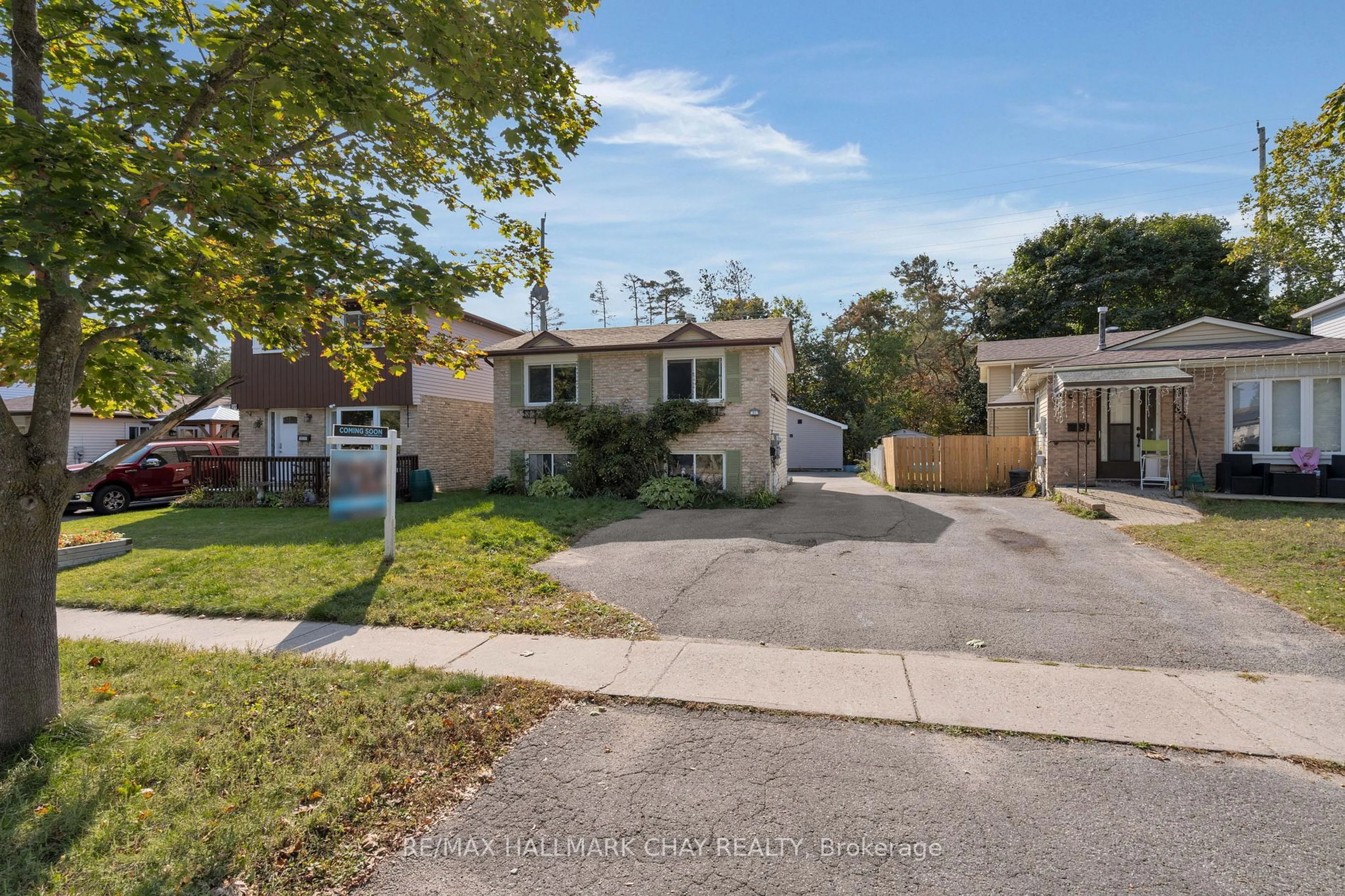 A pic from outside/outdoor area/front of a property/back of a property/a pic from drone, street for 61 JANICE Dr, Barrie Ontario L4N 5N5