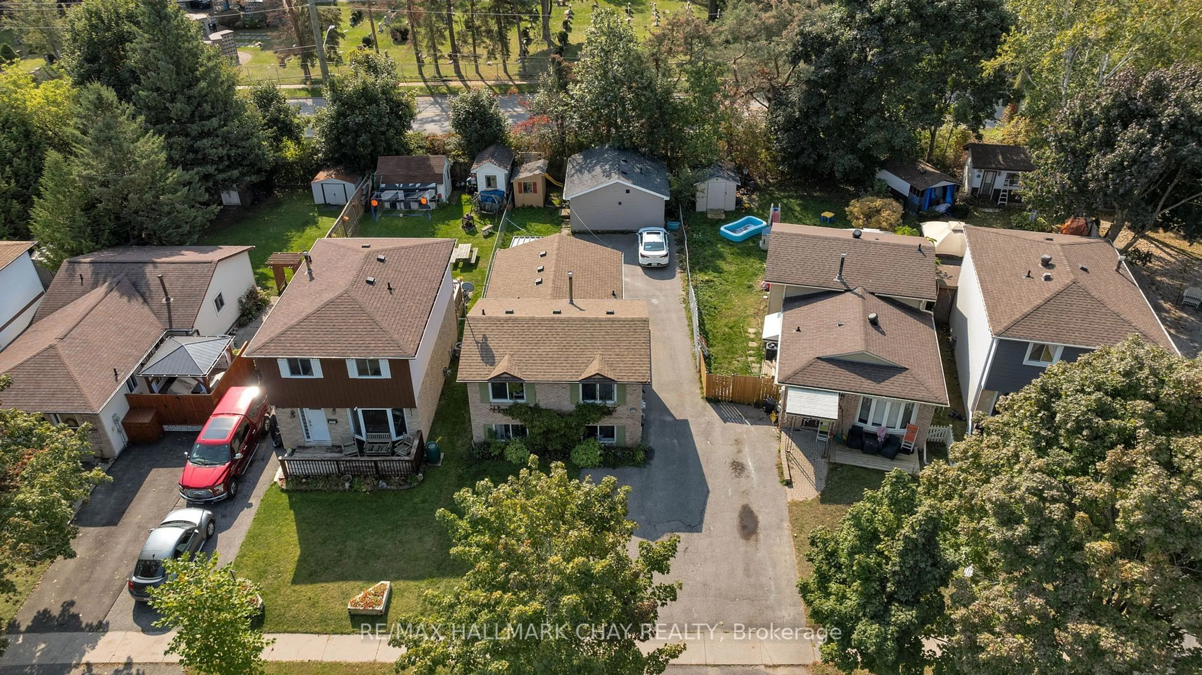 A pic from outside/outdoor area/front of a property/back of a property/a pic from drone, street for 61 JANICE Dr, Barrie Ontario L4N 5N5