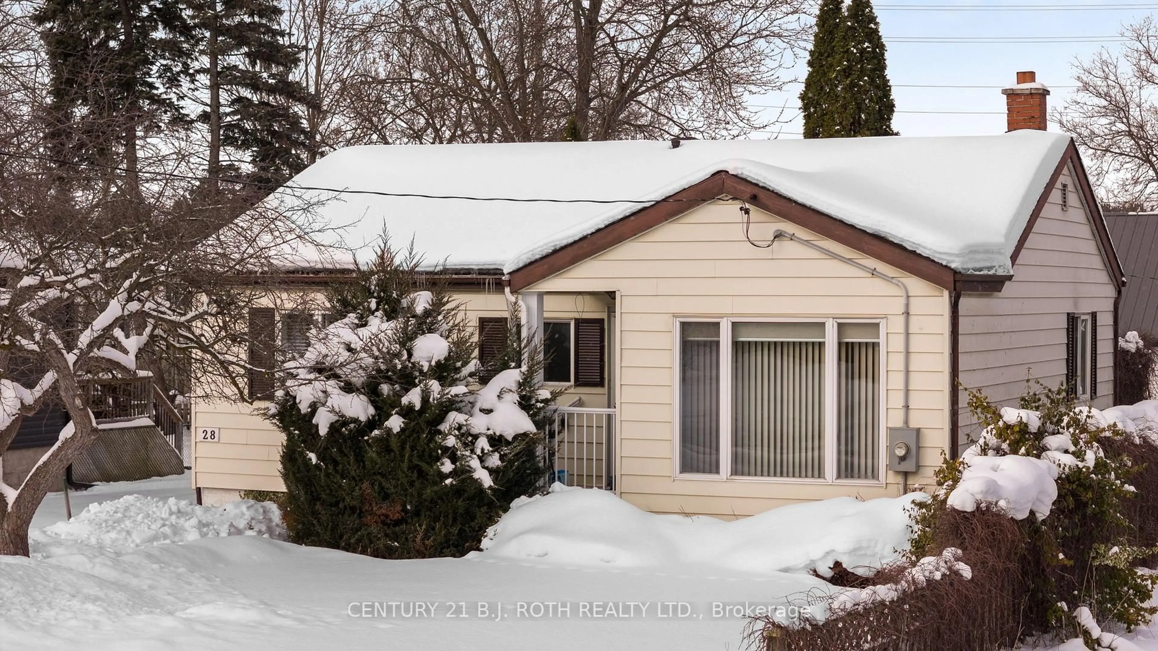 Home with vinyl exterior material, street for 28 ADELAIDE St, Barrie Ontario L4N 3T5