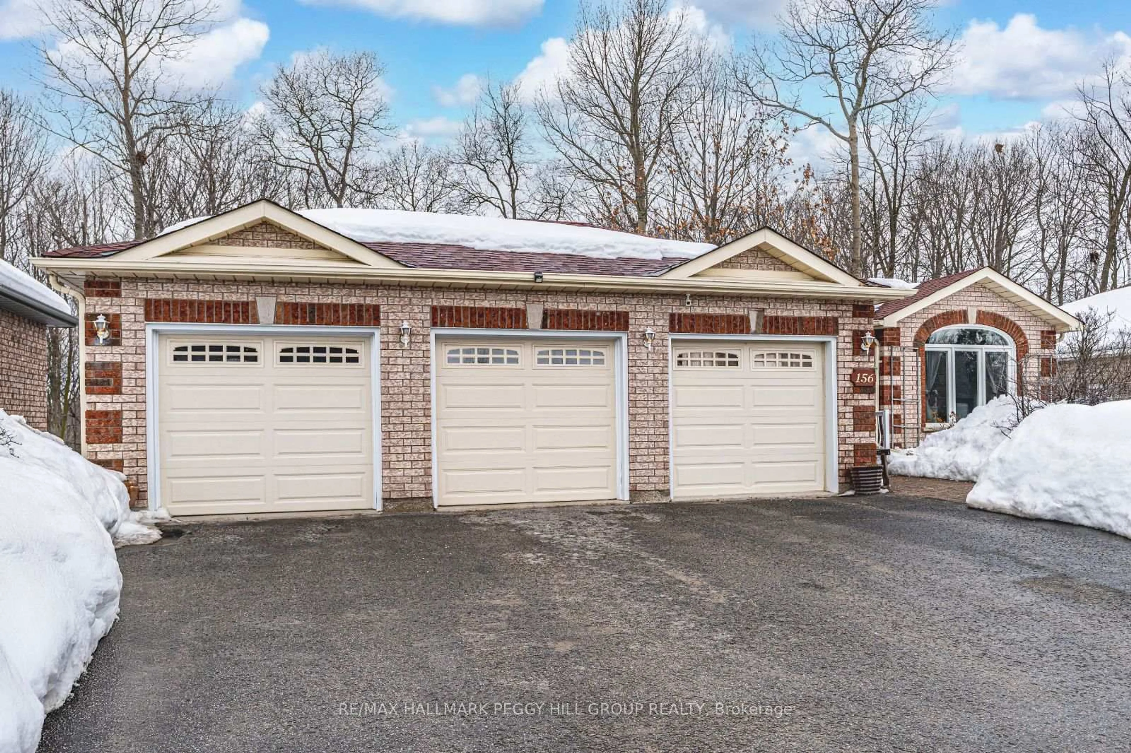 Indoor garage for 156 Mapleton Ave, Barrie Ontario L4N 9N7