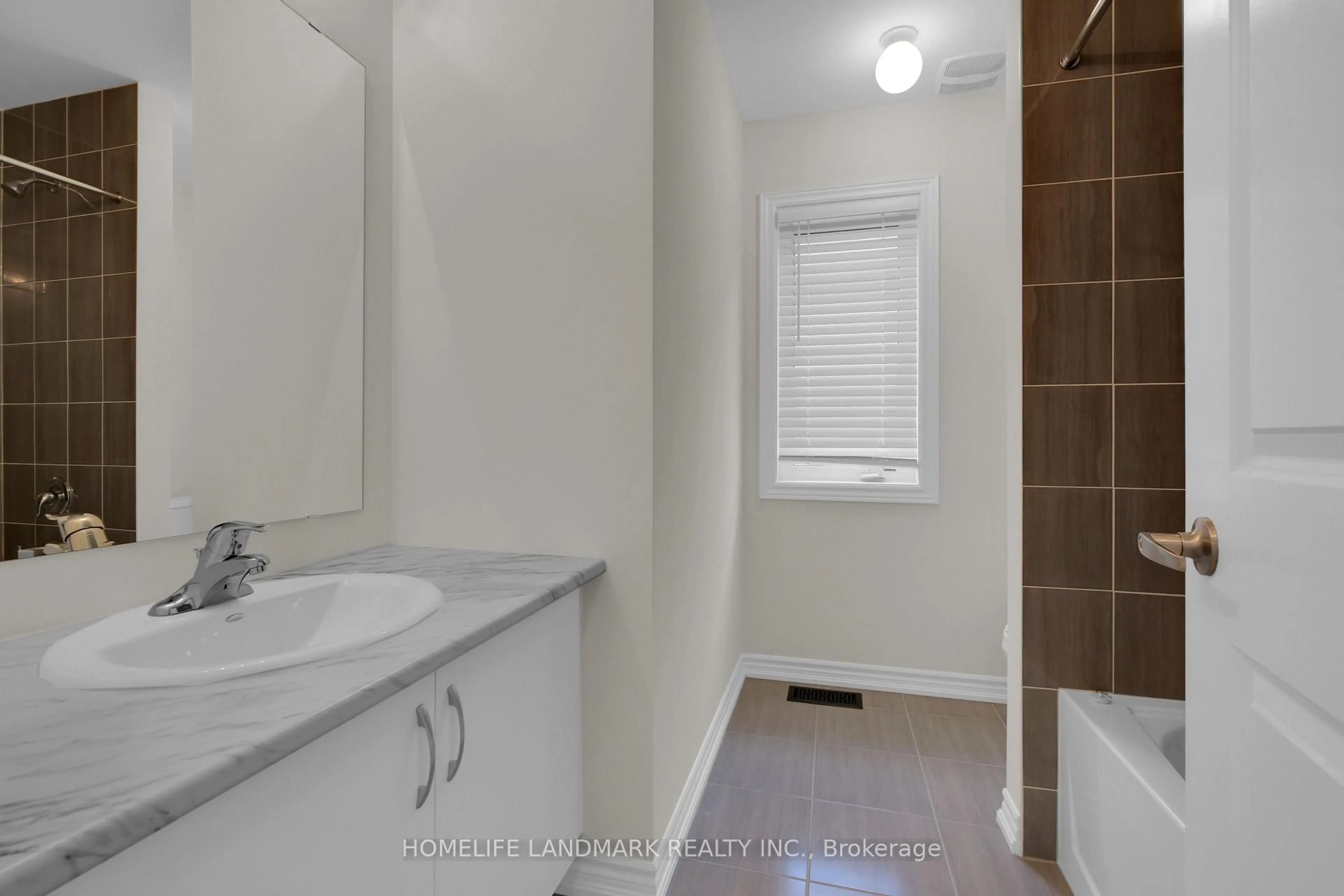 Standard bathroom, ceramic/tile floor for 152 Nottingham Rd, Barrie Ontario L9S 2Z8