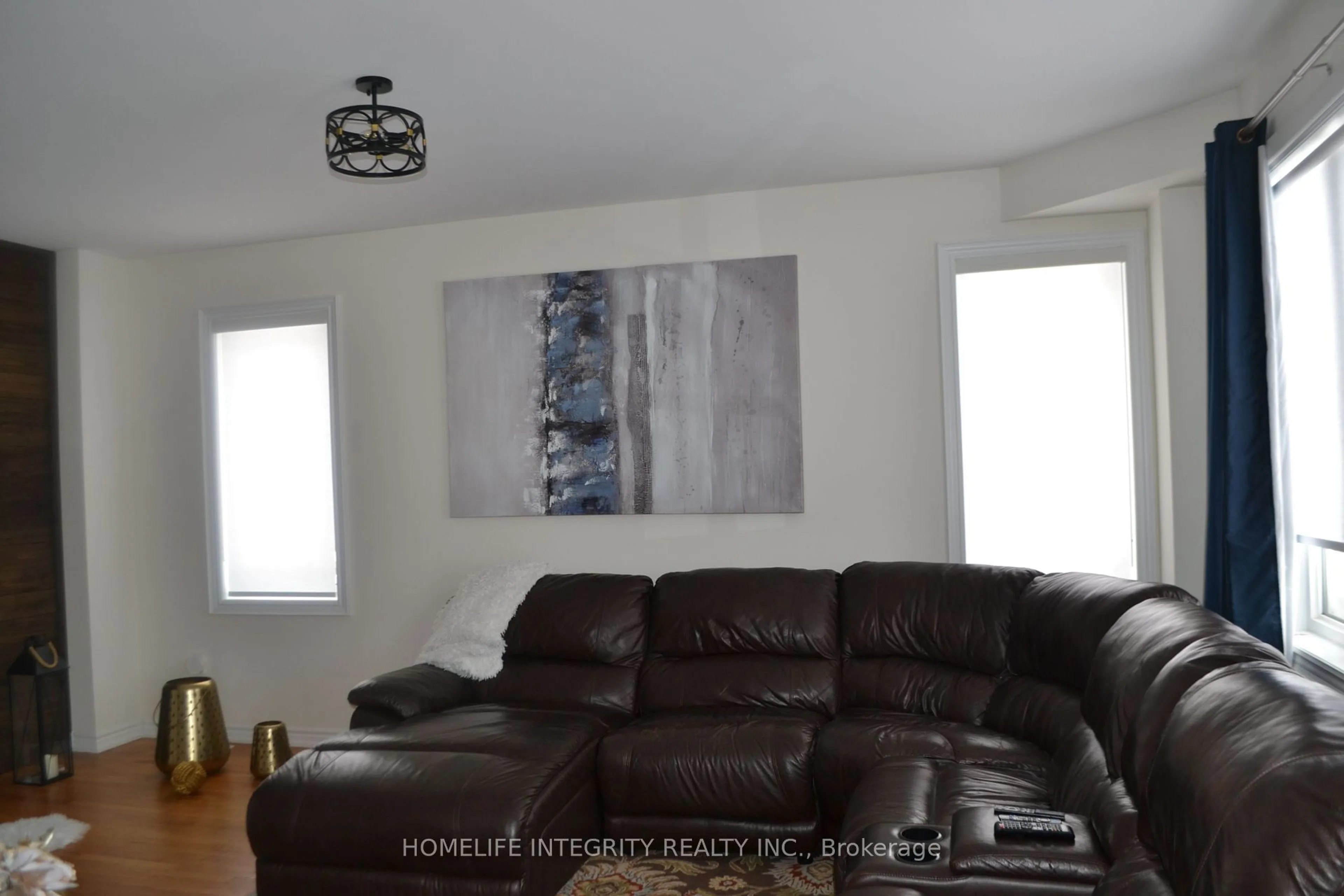 Living room with furniture, unknown for 9 Academy Ave, Wasaga Beach Ontario L9Z 1J4