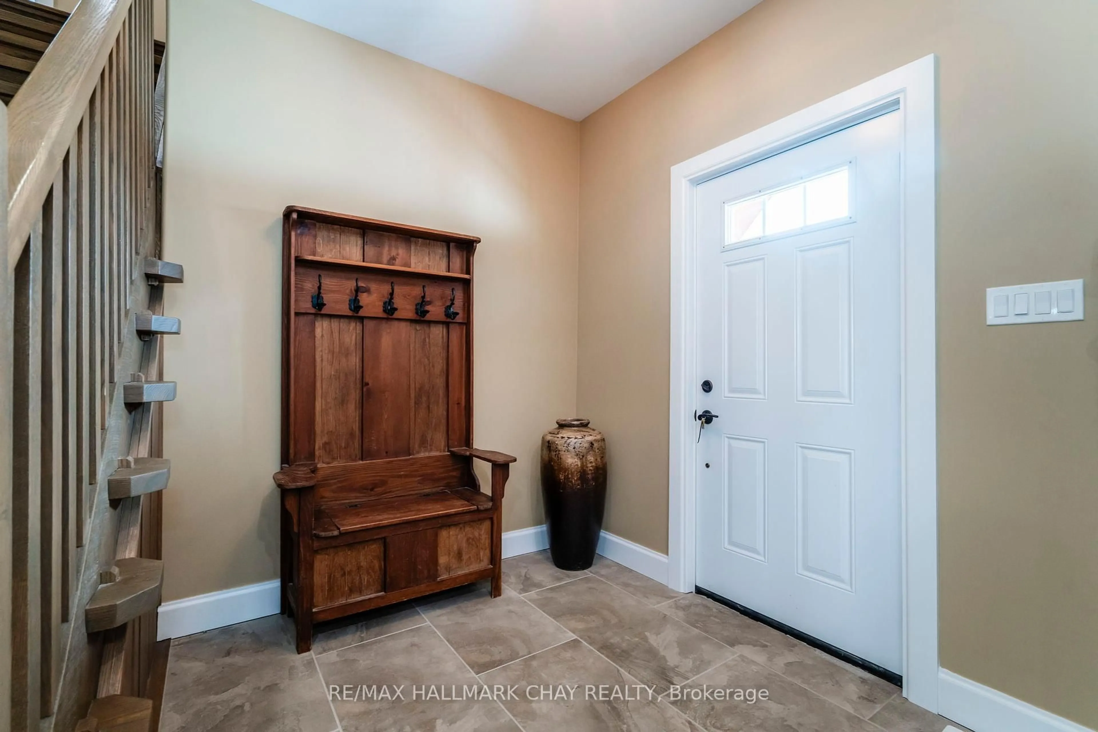 Indoor entryway for 2091 Dwyer Rd, Springwater Ontario L0L 1X7