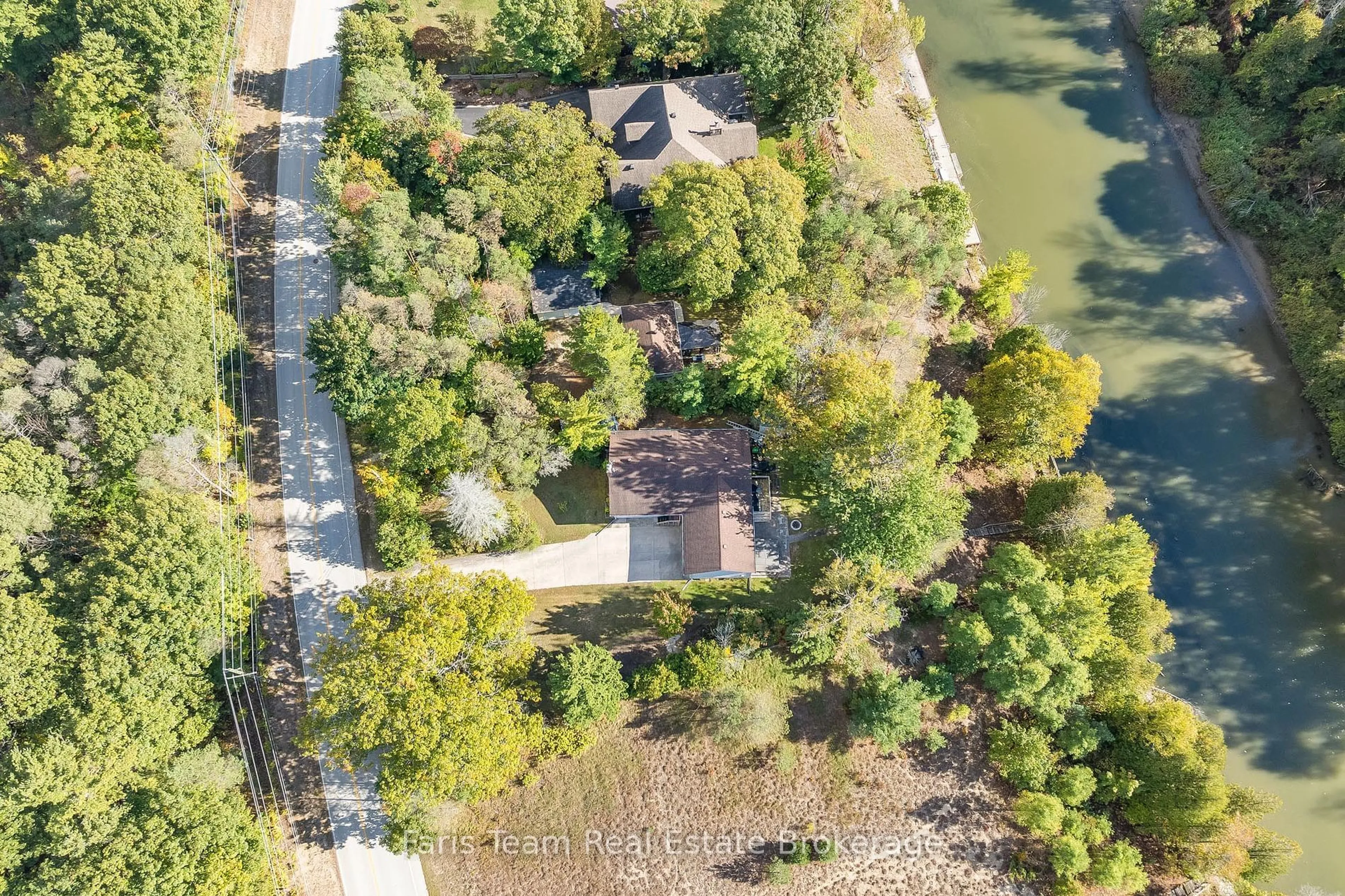 A pic from outside/outdoor area/front of a property/back of a property/a pic from drone, water/lake/river/ocean view for 47 Woodland Dr, Wasaga Beach Ontario L9Z 2V5