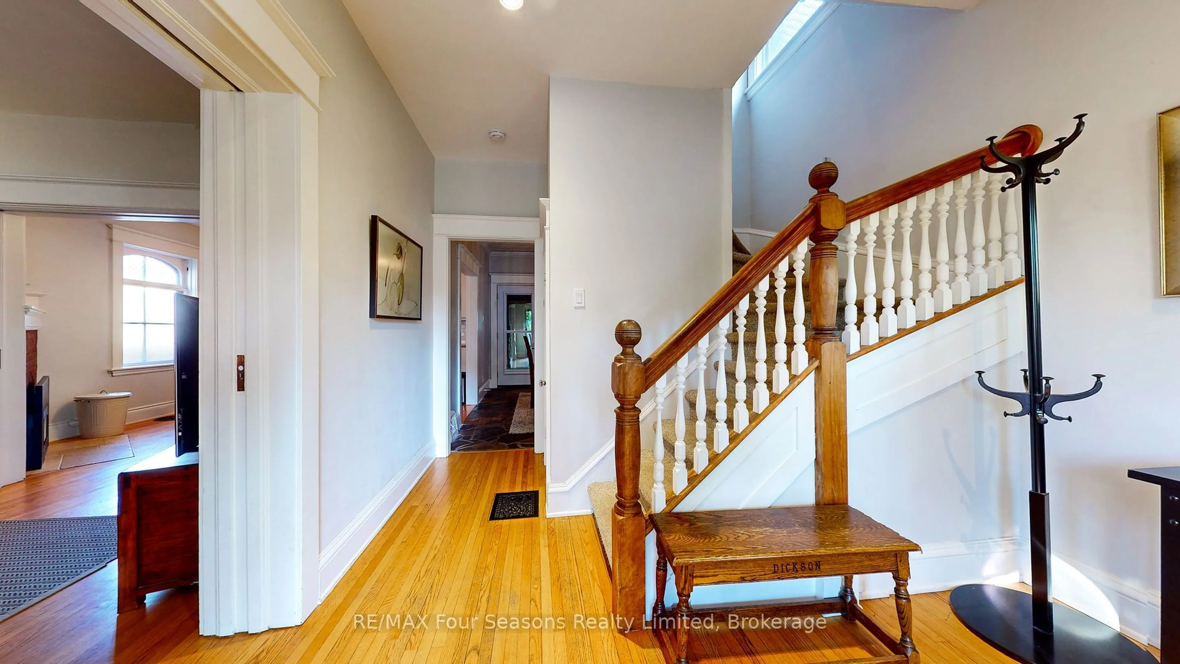 Indoor foyer for 143 Fourth St, Collingwood Ontario L9Y 1R6