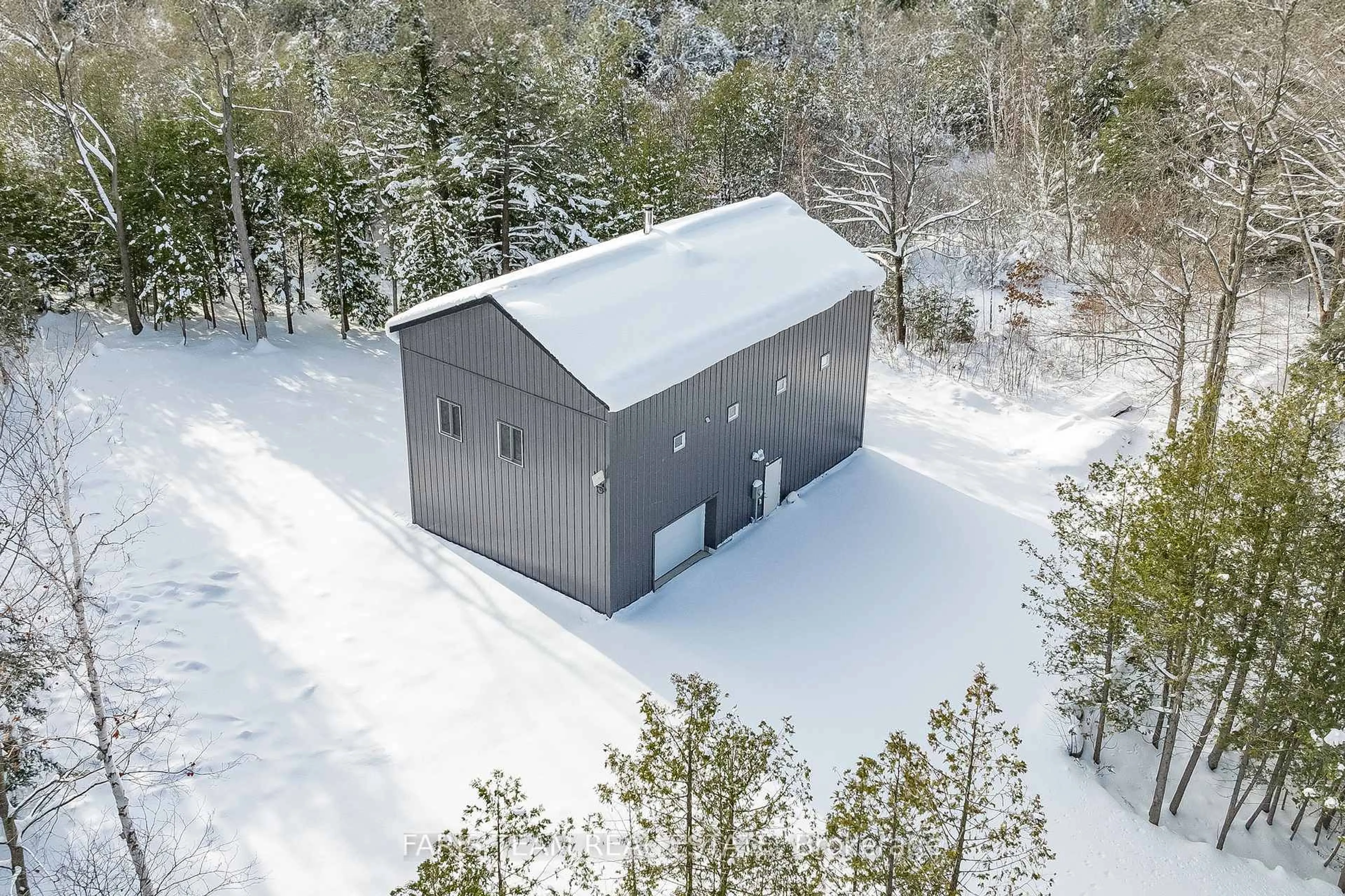 A pic from outside/outdoor area/front of a property/back of a property/a pic from drone, building for 2576 Champlain Rd, Tiny Ontario L9M 0C9