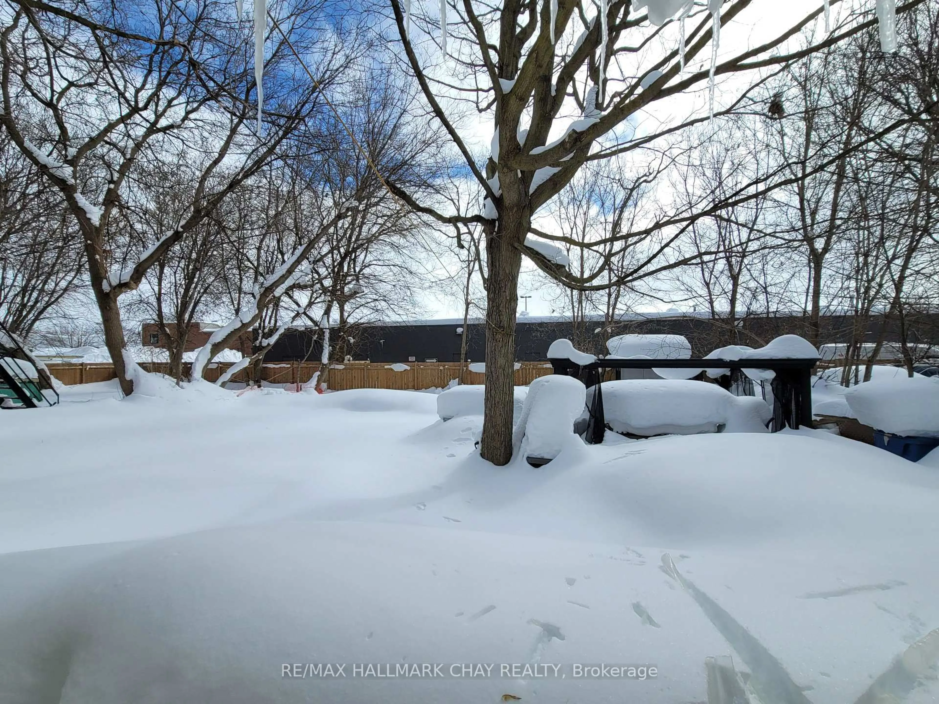 A pic from outside/outdoor area/front of a property/back of a property/a pic from drone, street for 23 Elgin St, Orillia Ontario L3V 1R8