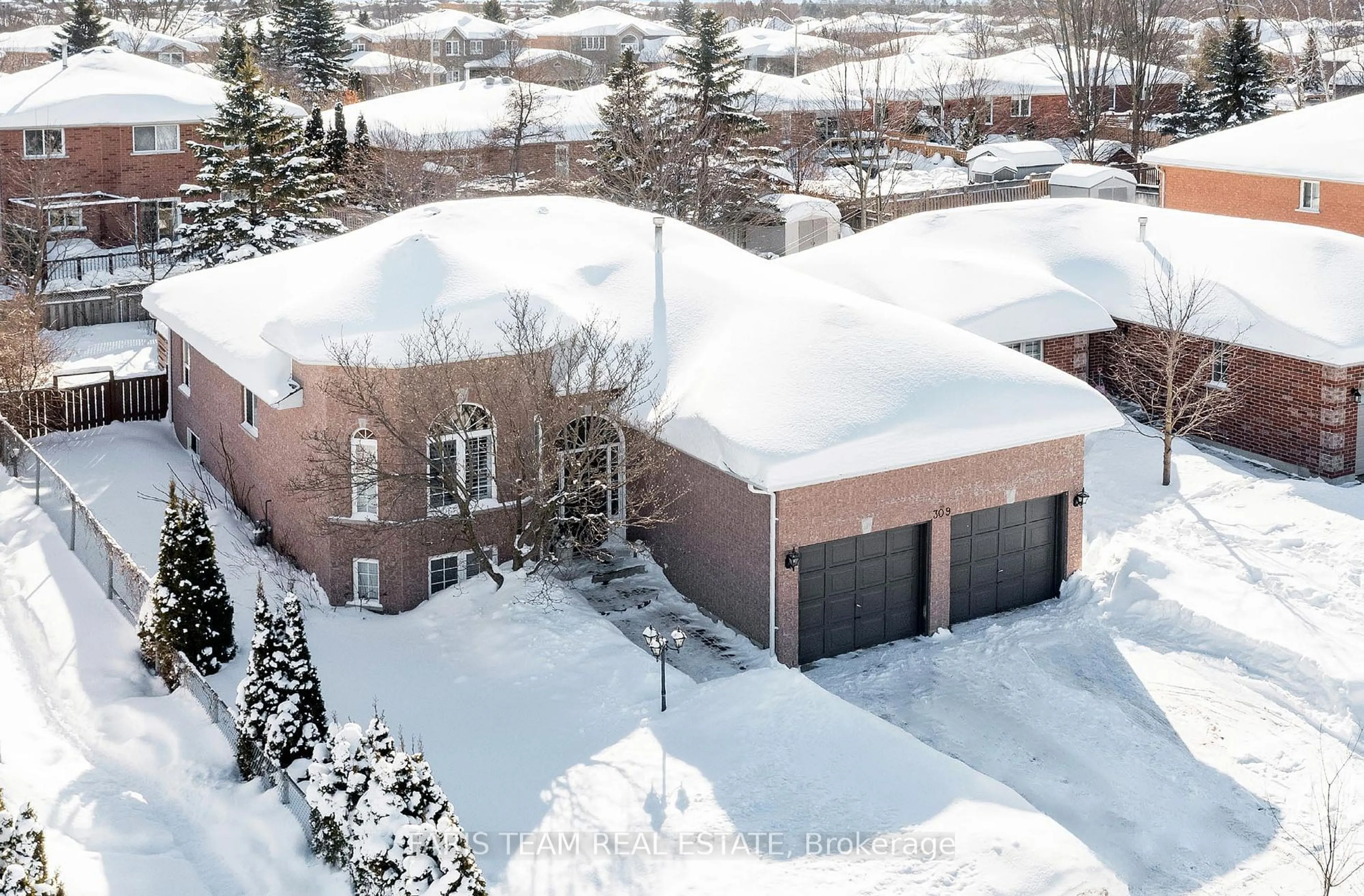 A pic from outside/outdoor area/front of a property/back of a property/a pic from drone, street for 309 Cox Mill Rd, Barrie Ontario L4N 8V3