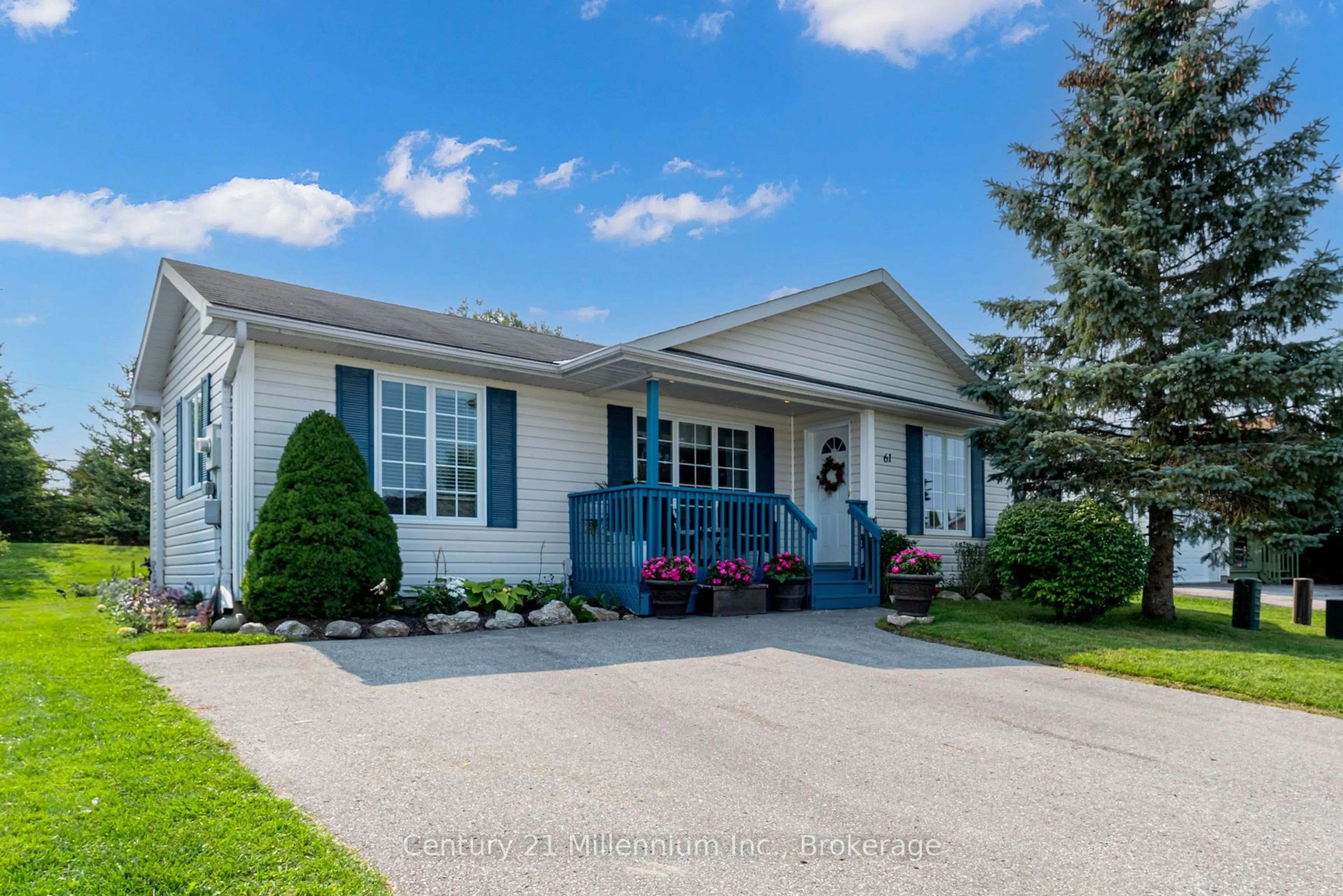 Home with vinyl exterior material, street for 61 PENNSYLVANIA Ave, Wasaga Beach Ontario L9Z 3A8