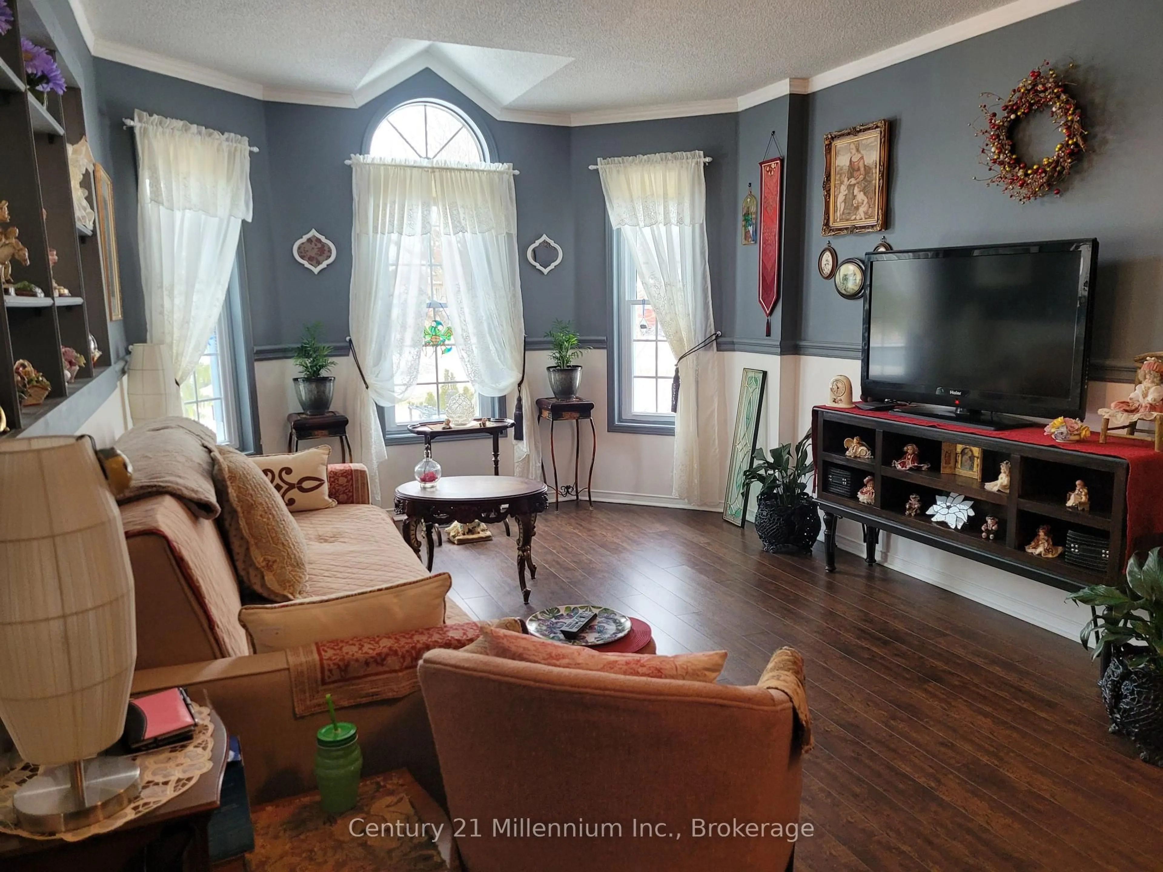 Living room with furniture, wood/laminate floor for 204 Dyer Dr, Wasaga Beach Ontario L9Z 1L9