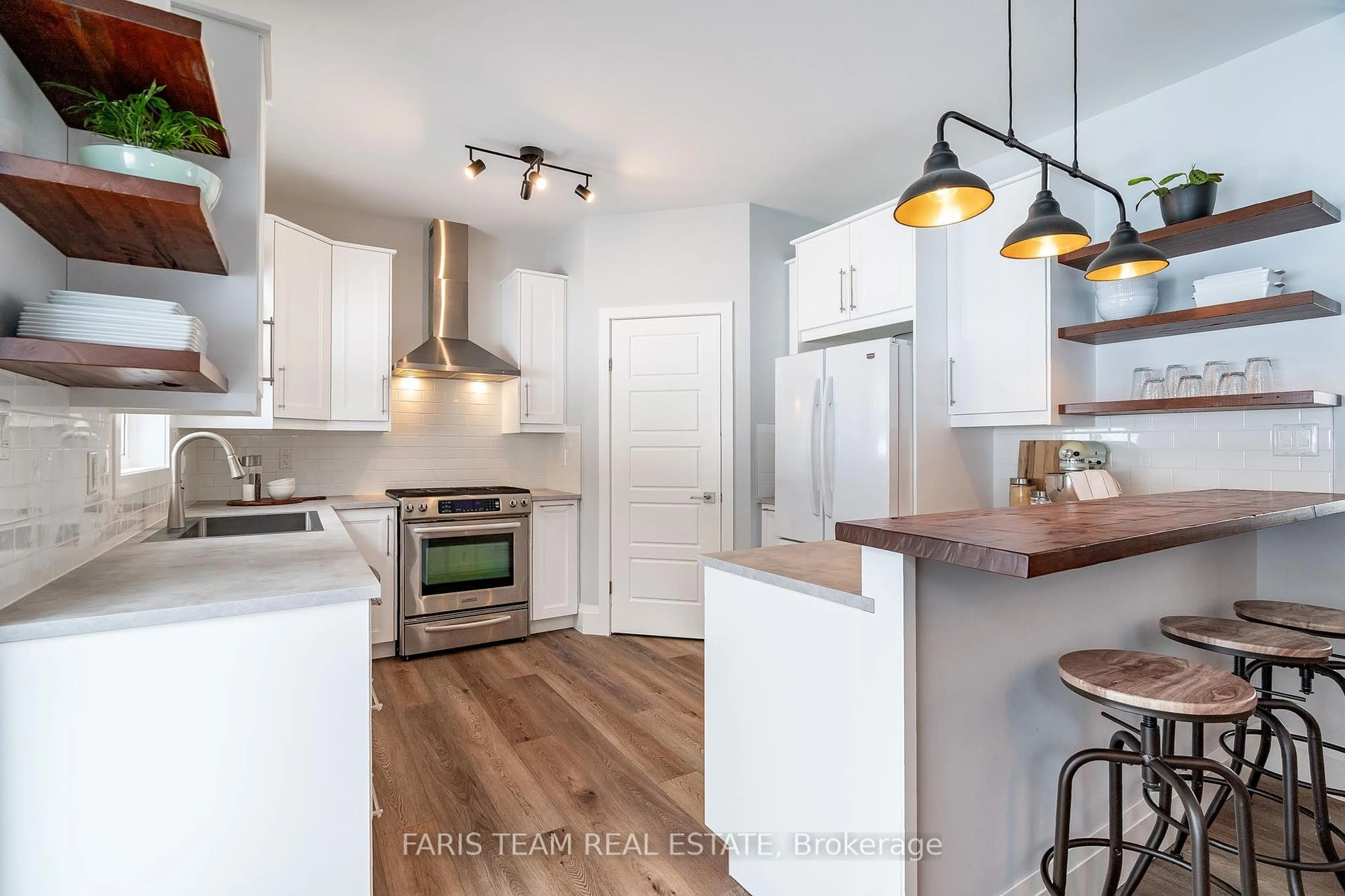 Open concept kitchen, wood/laminate floor for 72 Farlain Lake Rd, Tiny Ontario L9M 1R2