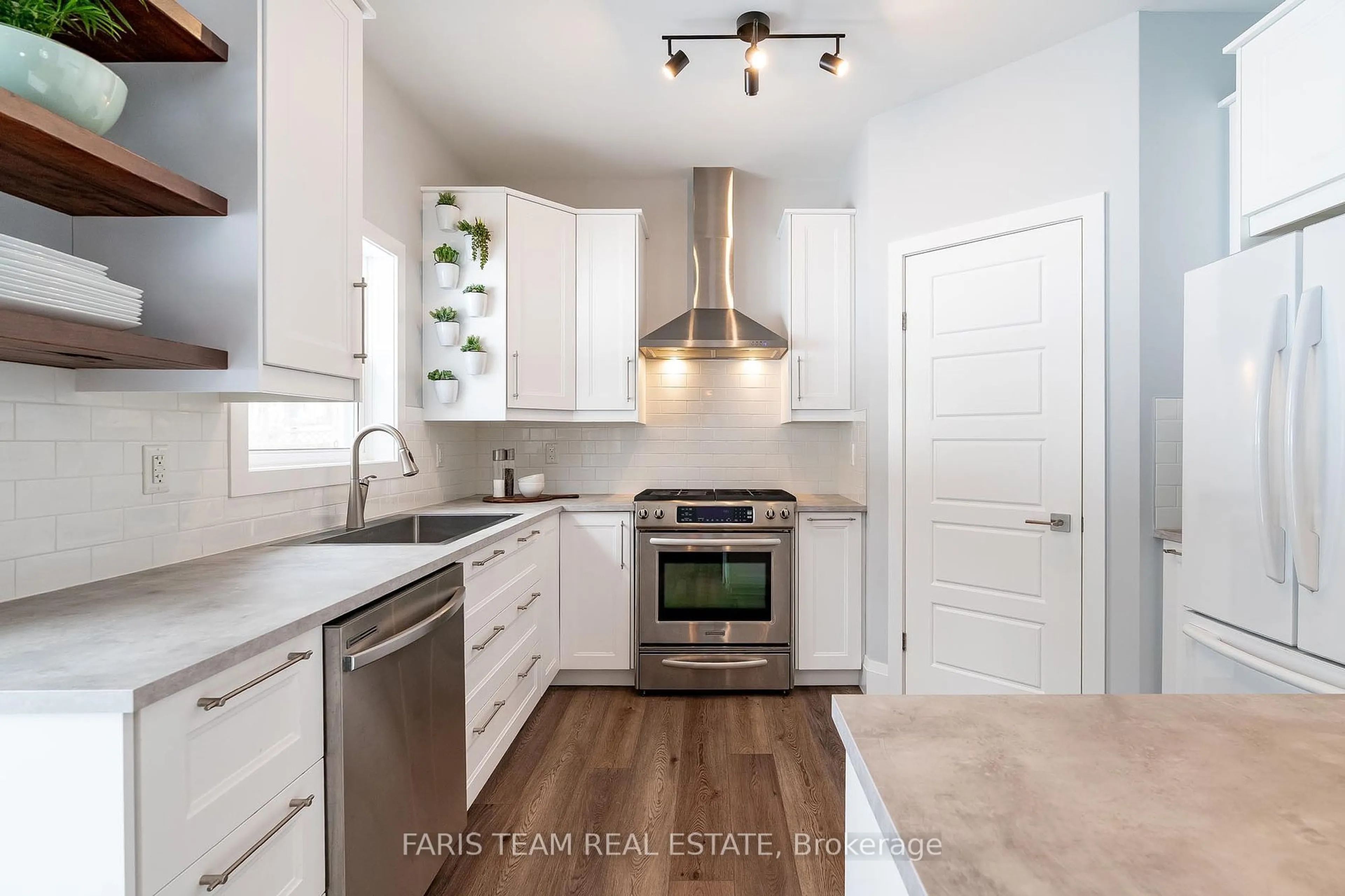 Open concept kitchen, unknown for 72 Farlain Lake Rd, Tiny Ontario L9M 1R2