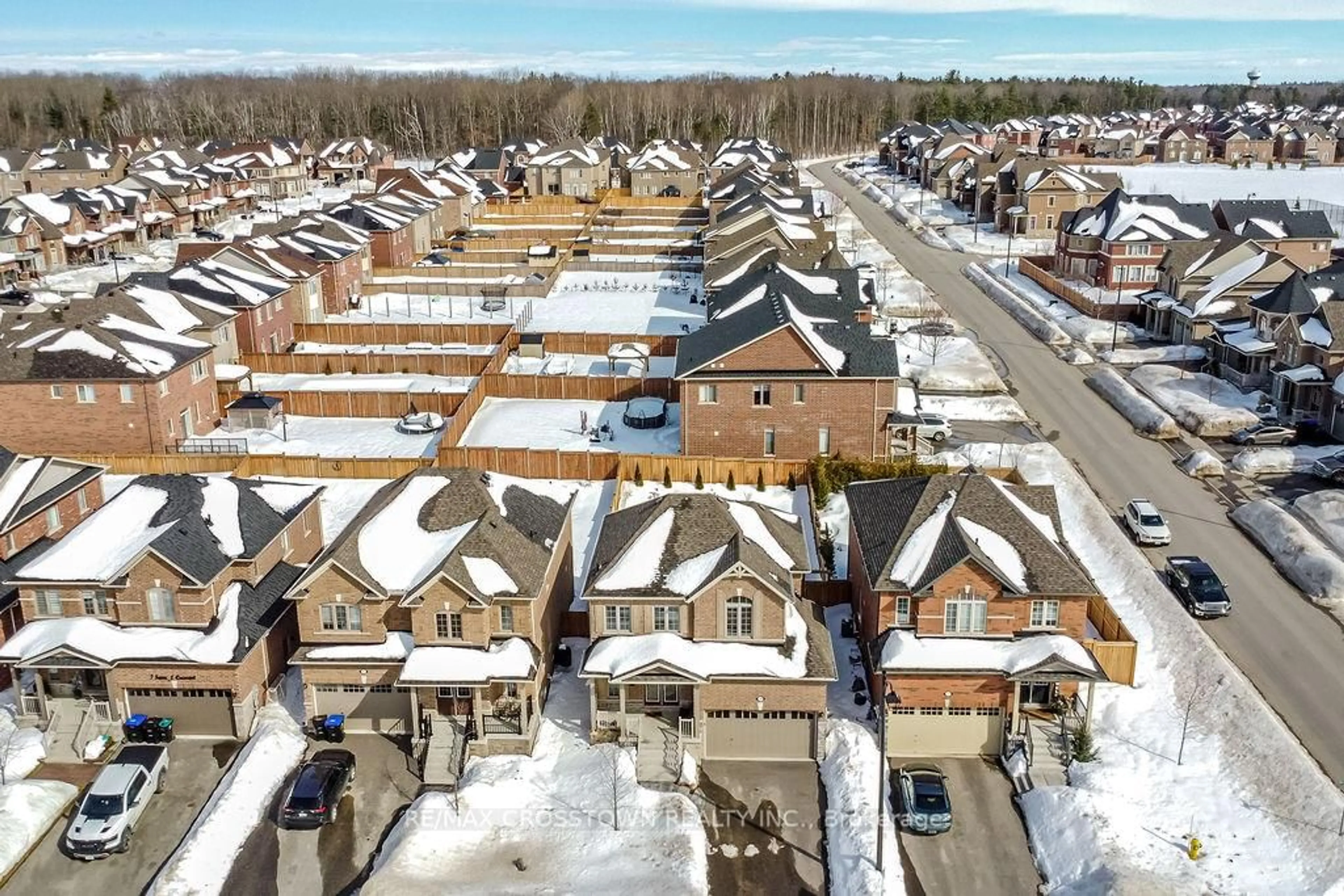 A pic from outside/outdoor area/front of a property/back of a property/a pic from drone, street for 3 Samuel Cres, Springwater Ontario L9X 2A4