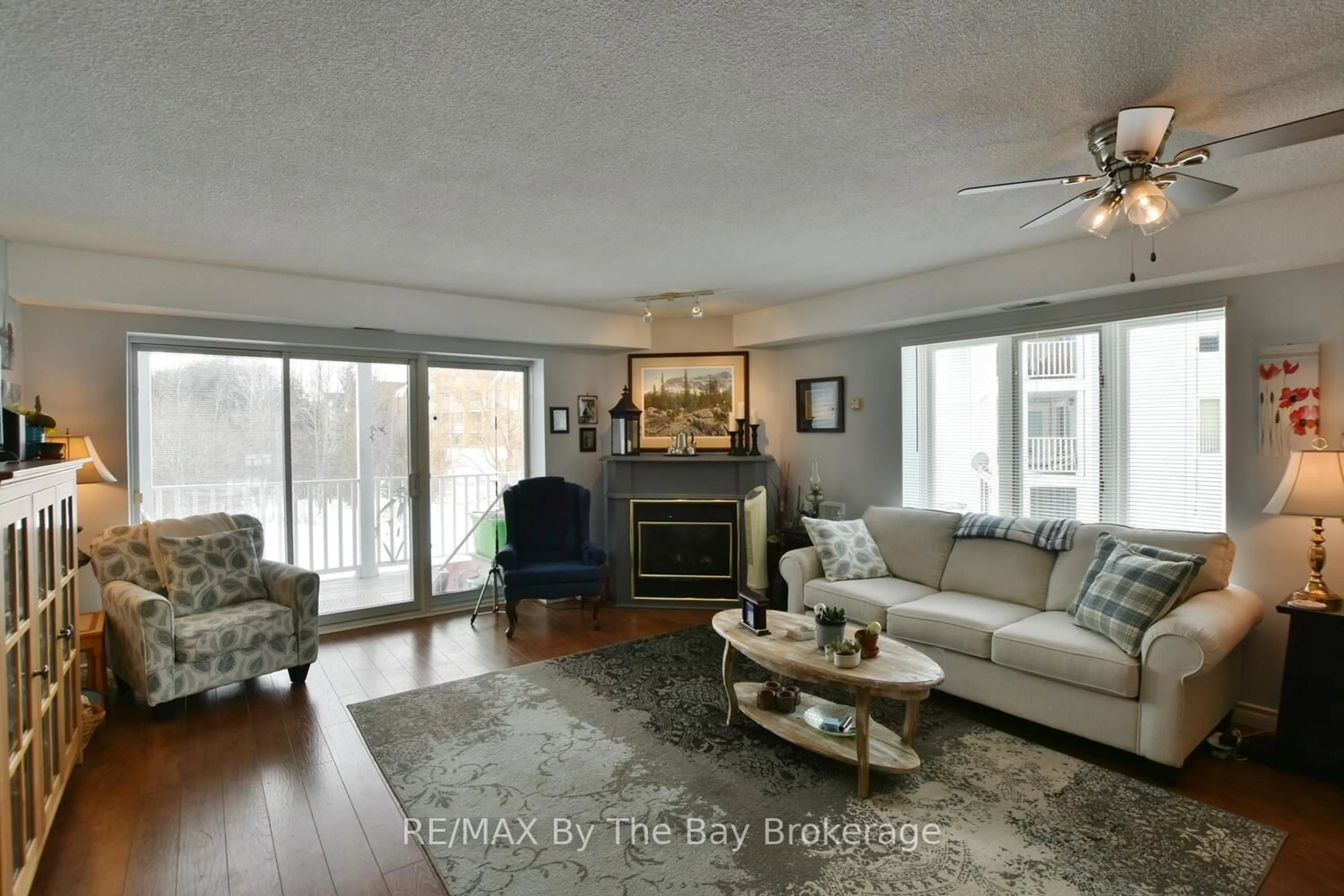 Living room with furniture, wood/laminate floor for 20 MULLIGAN Lane #11, Wasaga Beach Ontario L9Z 1C4