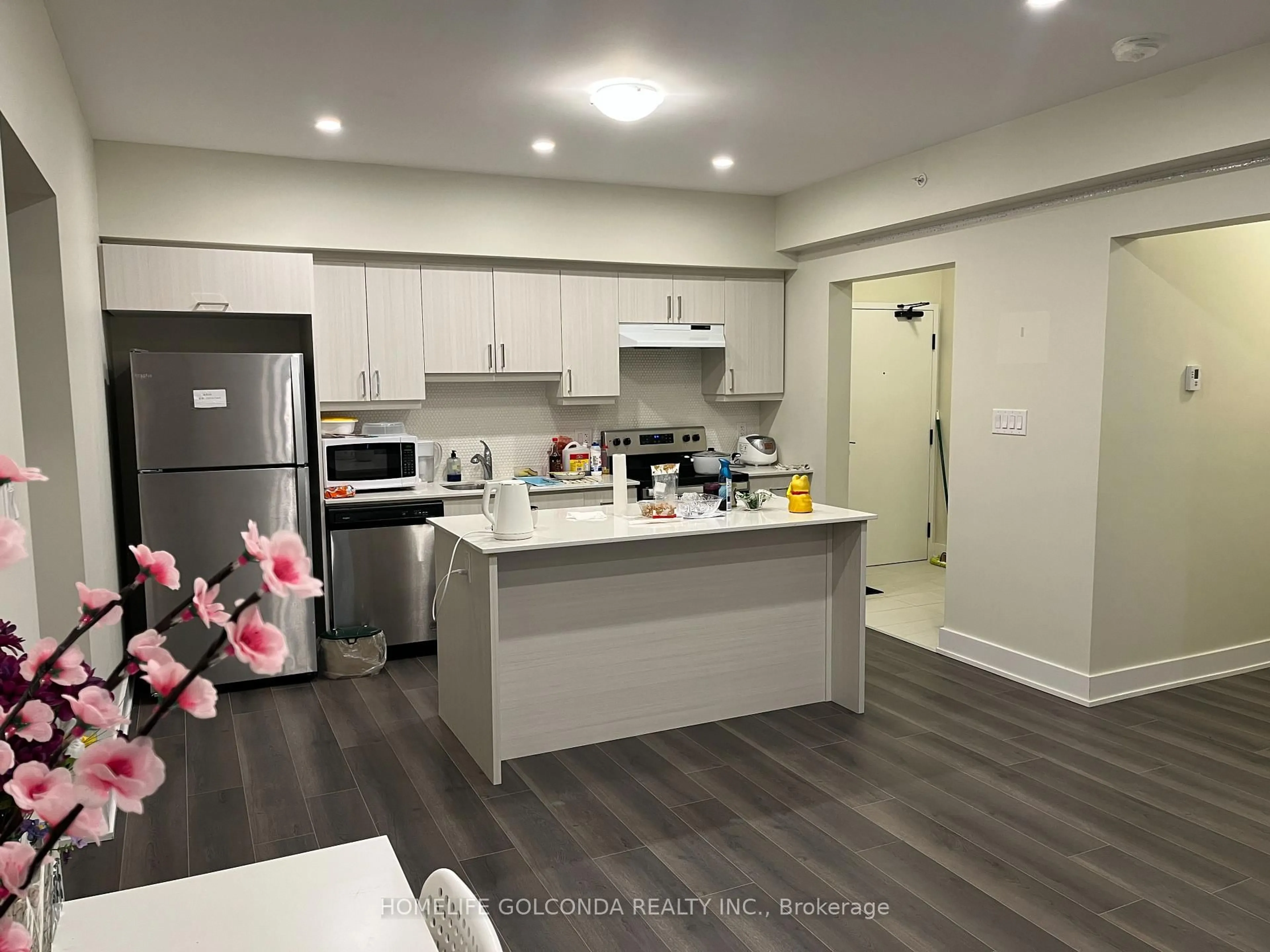 Open concept kitchen, unknown for 4 Spice Way #510, Barrie Ontario L9J 0M2