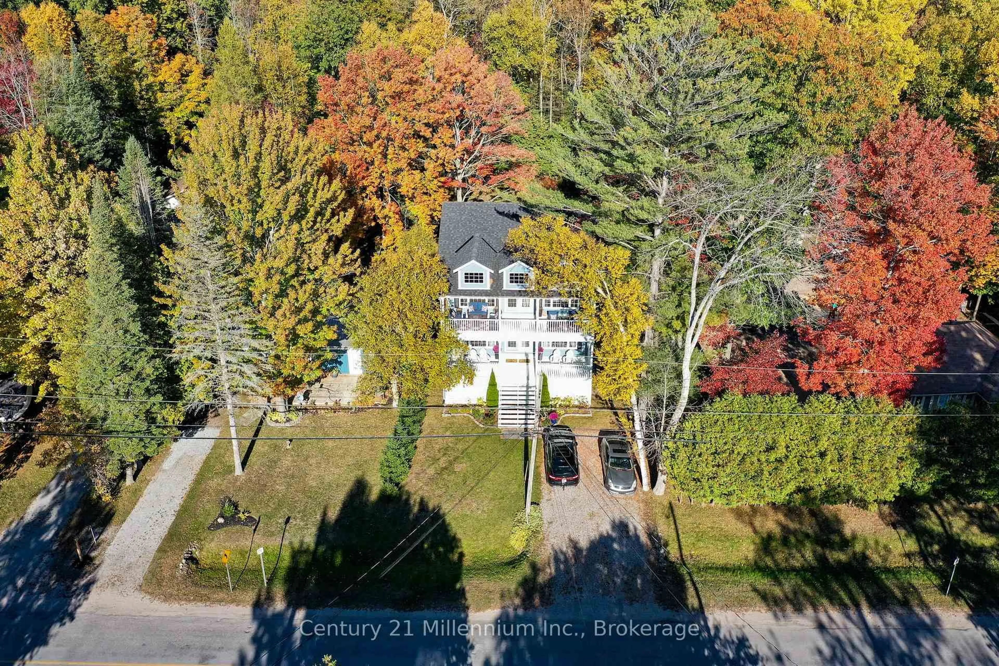 A pic from outside/outdoor area/front of a property/back of a property/a pic from drone, building for 393 TINY BEACHES Rd, Tiny Ontario L0L 2J0