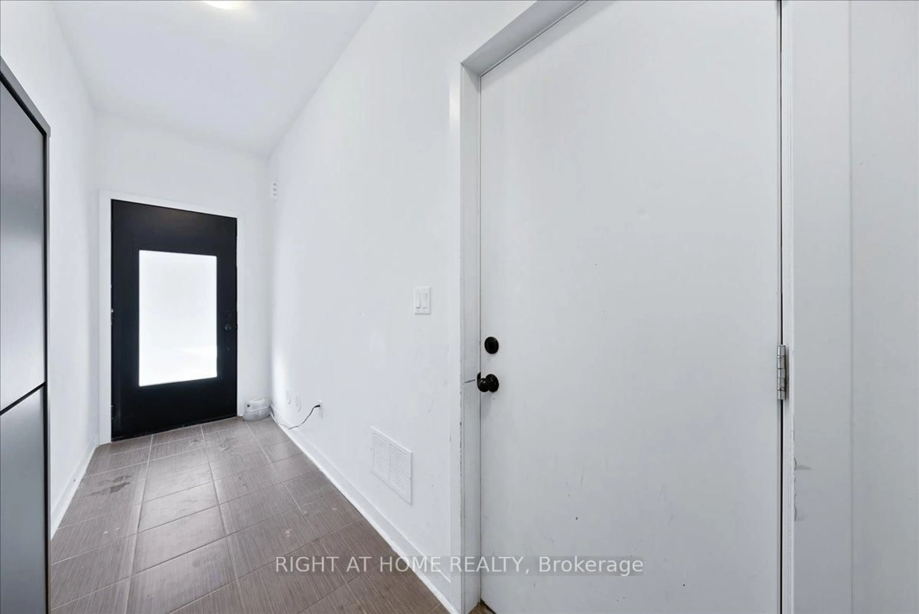 Indoor entryway for 369 Essa Rd #81, Barrie Ontario L4M 4T5