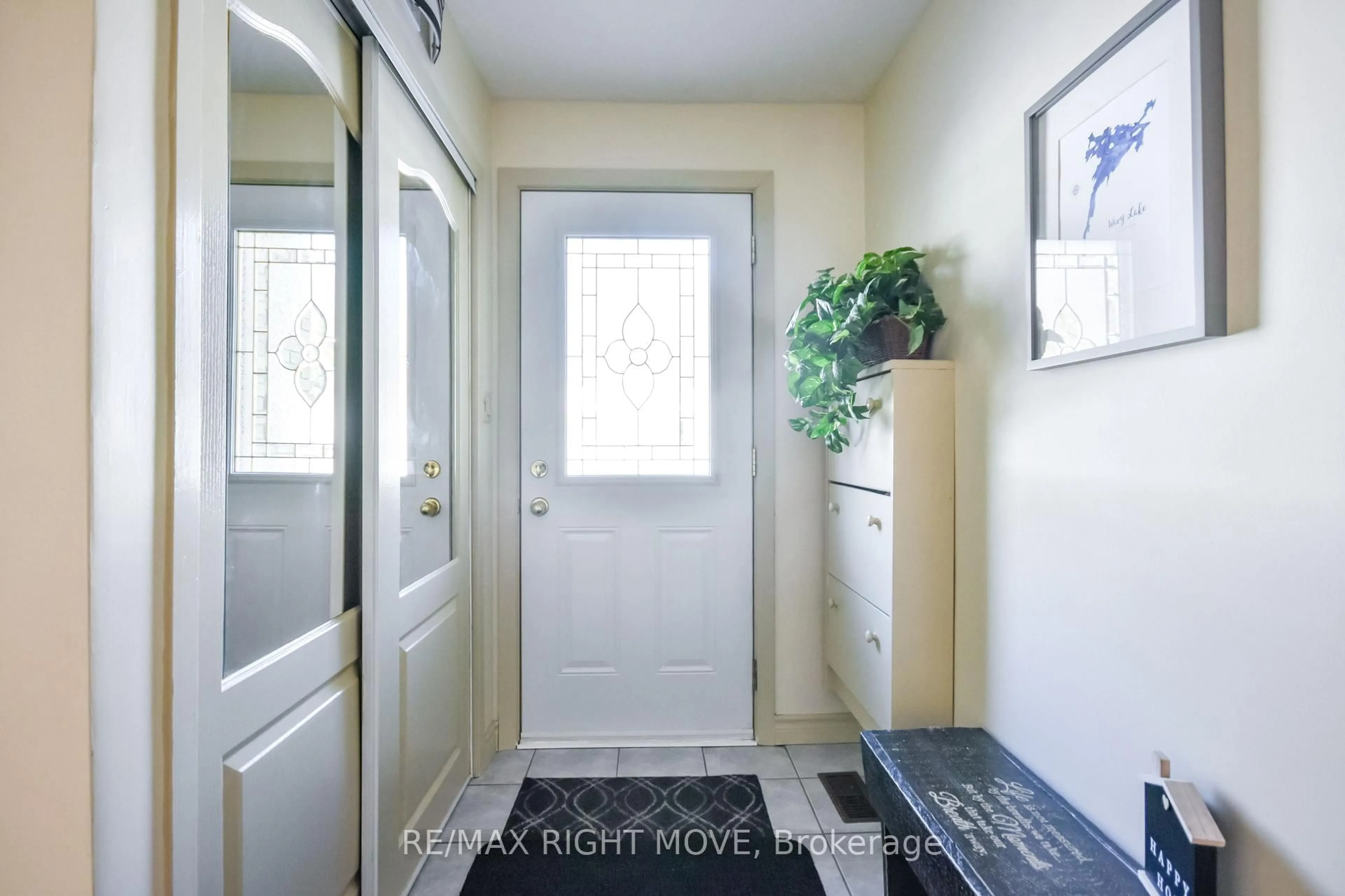 Indoor entryway for 23 Stanton Dr, Orillia Ontario L3V 2J9