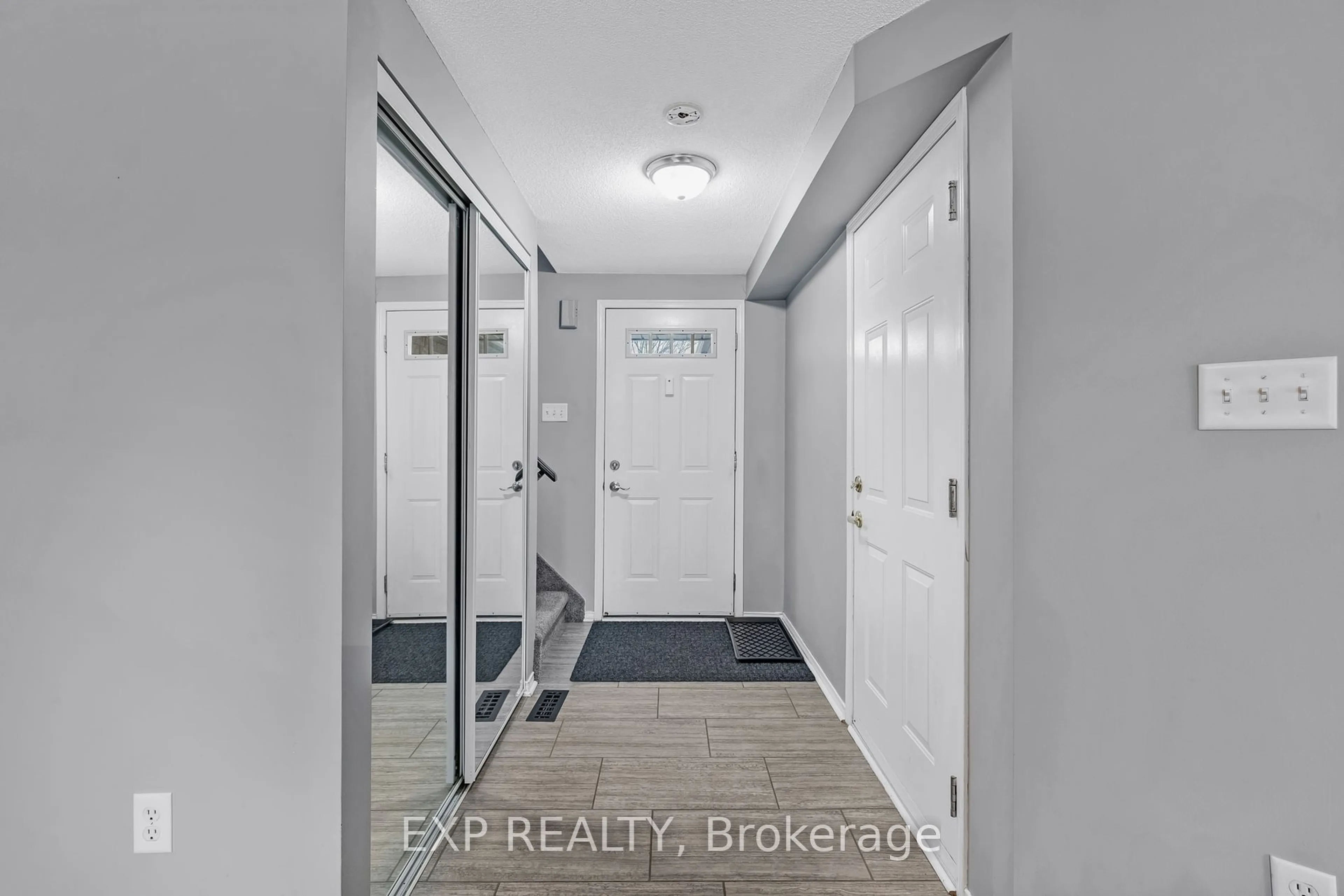 Indoor entryway for 73 Srigley St, Barrie Ontario L4N 0L7