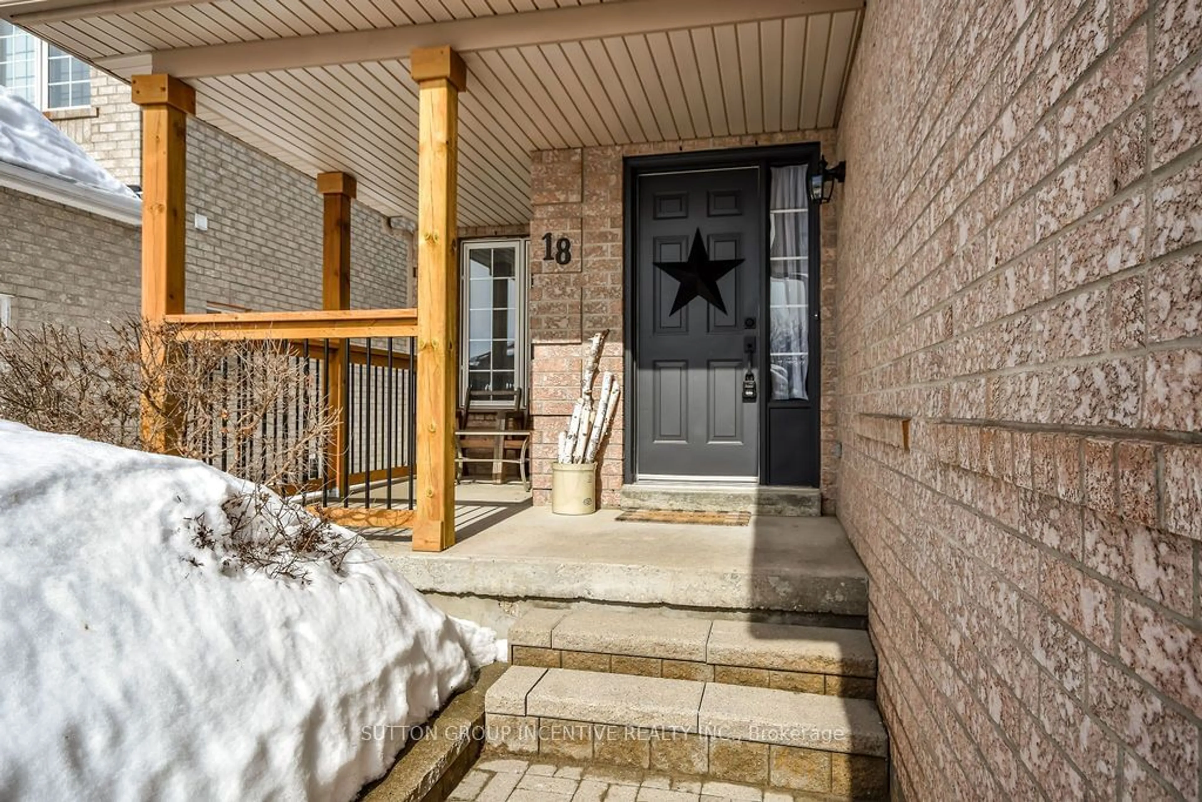 Indoor entryway for 18 Wice Rd, Barrie Ontario L4N 8S4