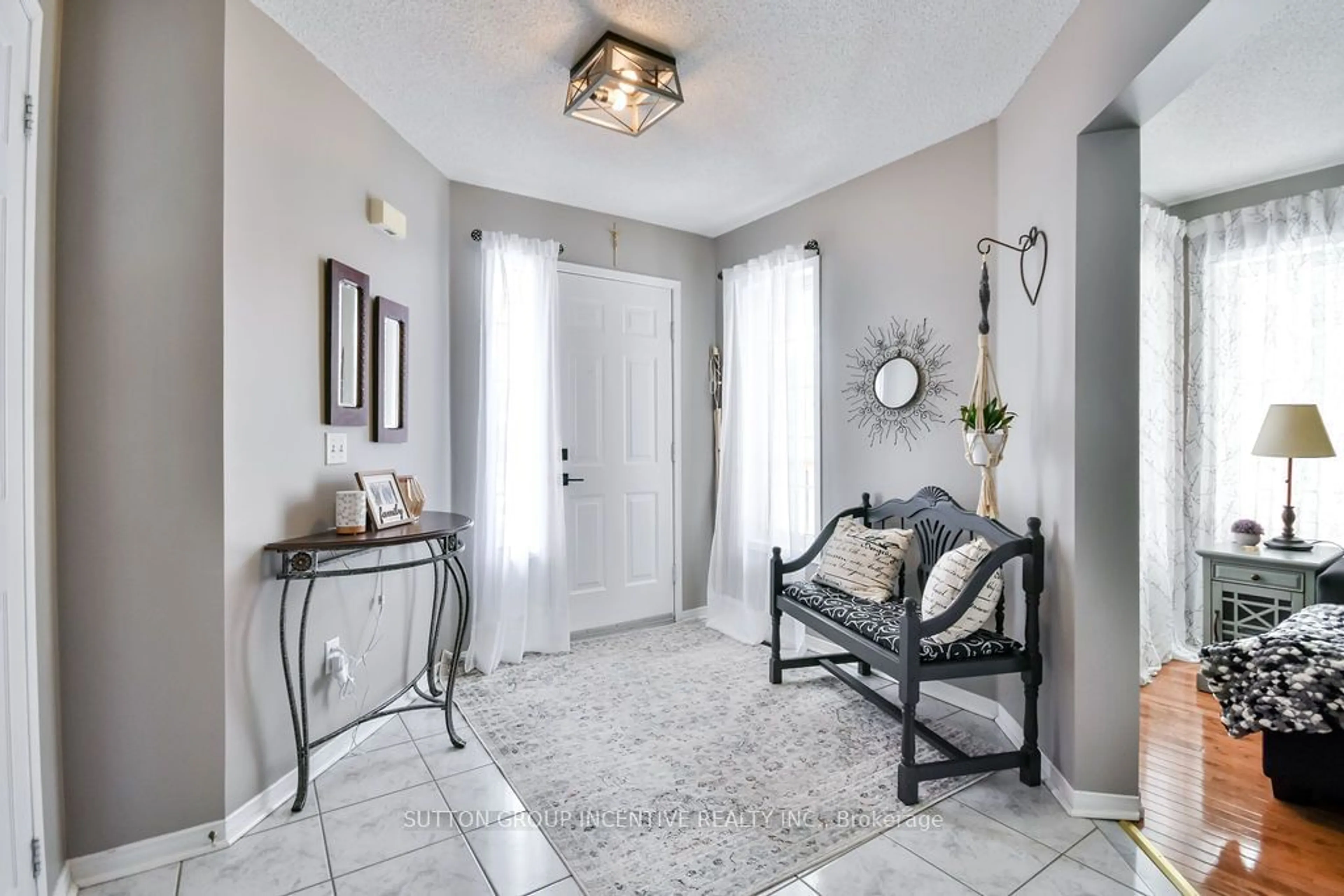 Indoor entryway for 18 Wice Rd, Barrie Ontario L4N 8S4