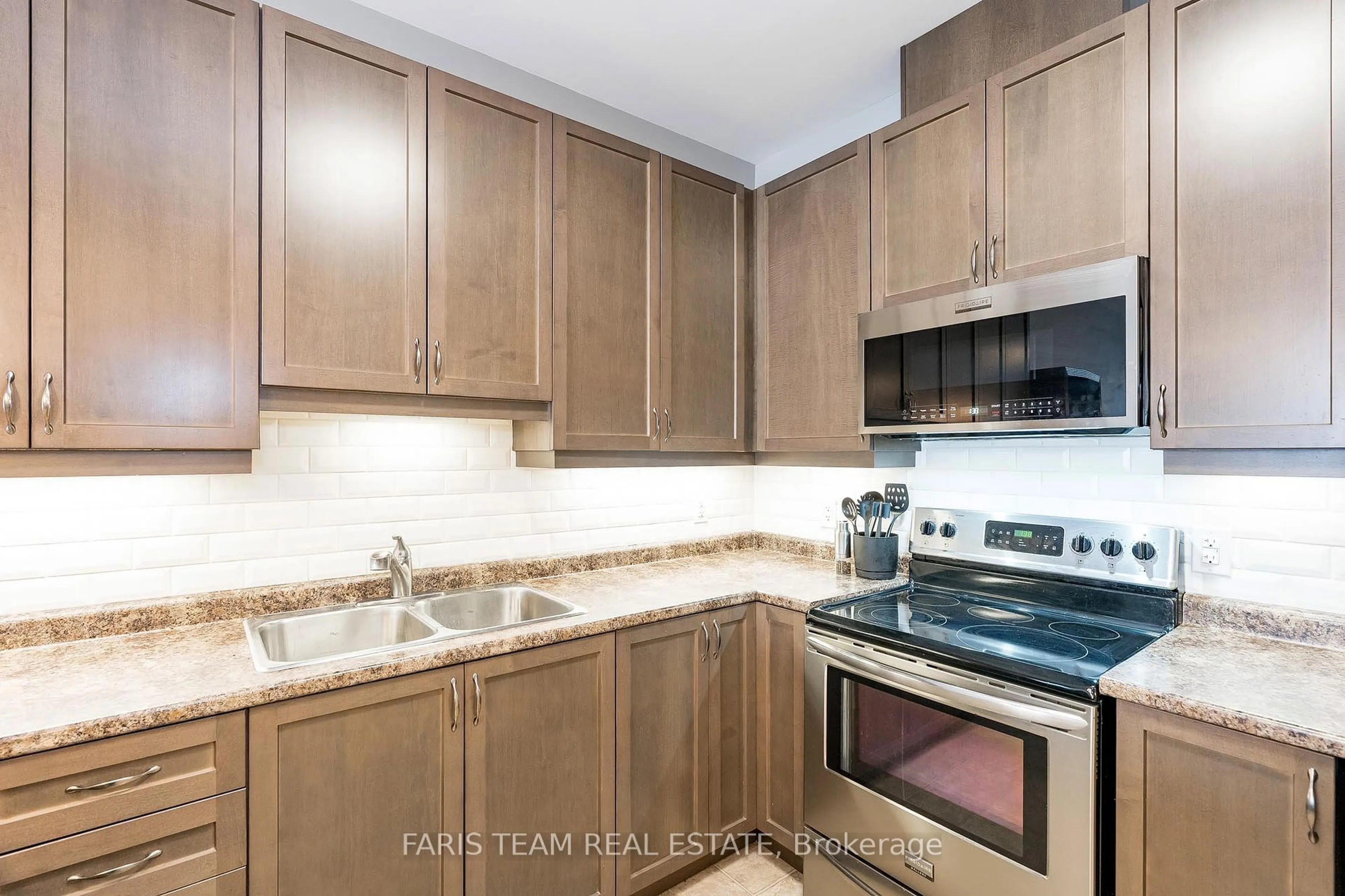 Standard kitchen, unknown for 6 Danny Dr, Orillia Ontario L3V 0G3