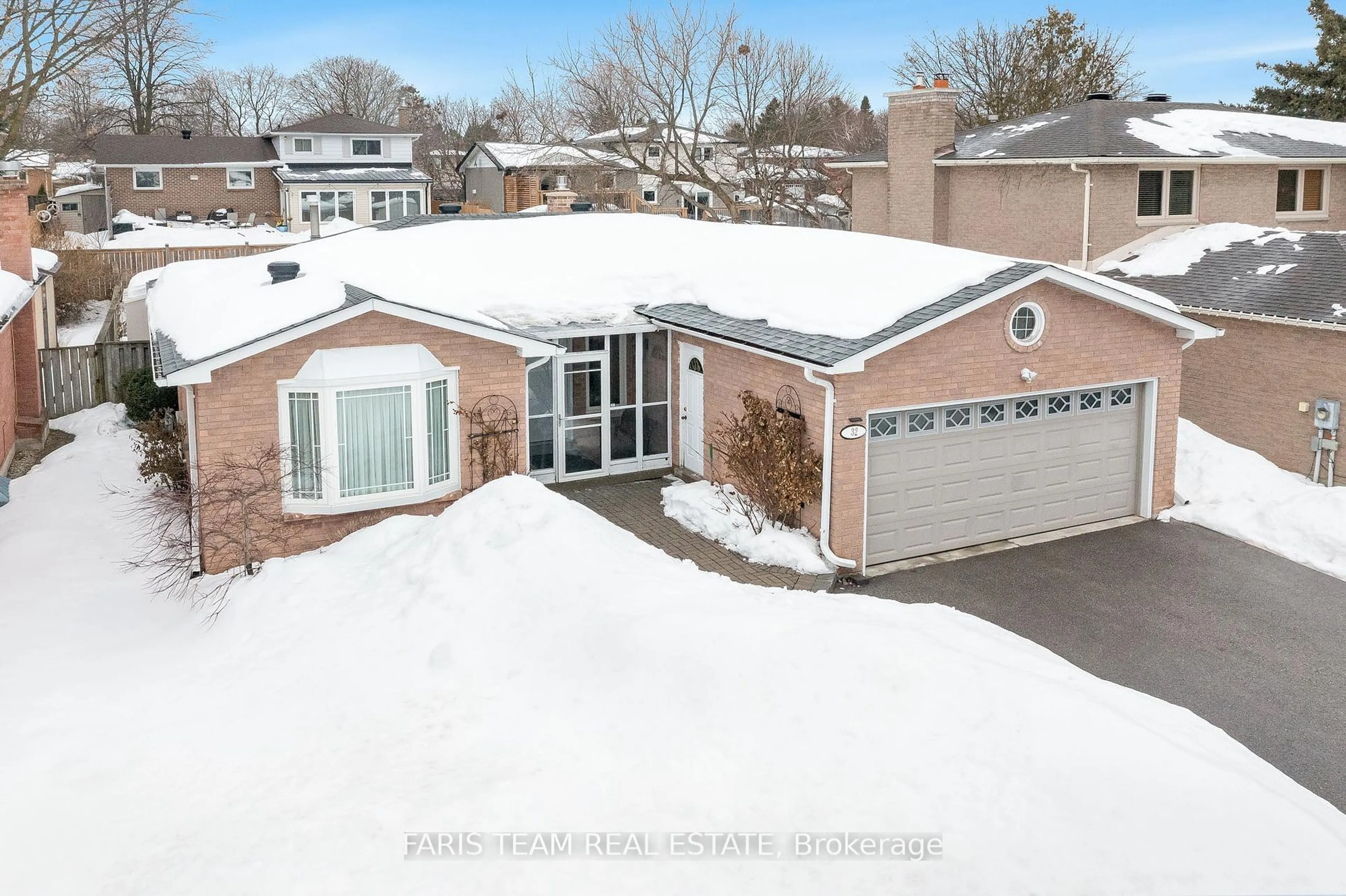 A pic from outside/outdoor area/front of a property/back of a property/a pic from drone, mountain view for 32 Trillium Cres, Barrie Ontario L4N 5K3